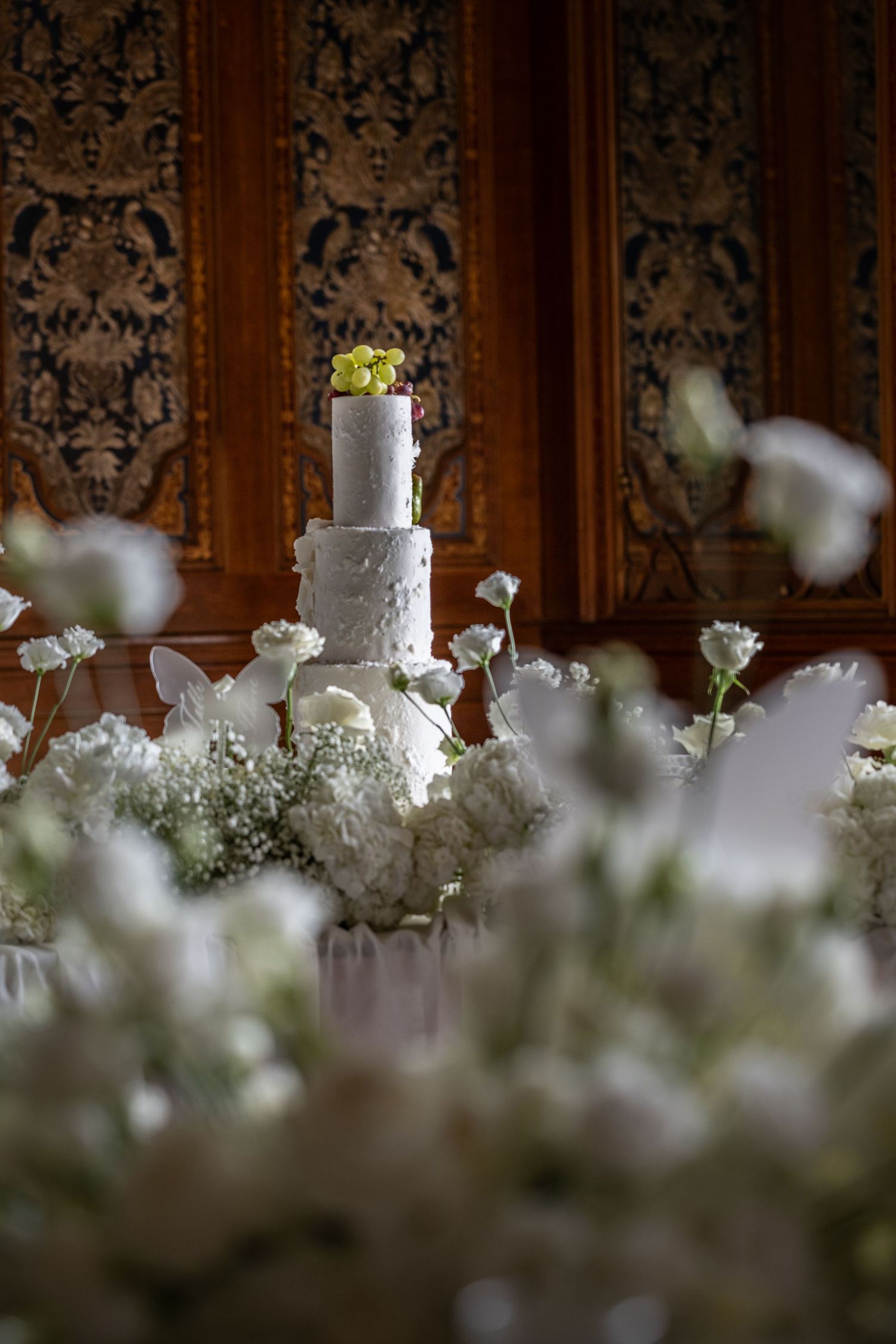Foto der Hochzeitstorte, Blumen im Vordergrund