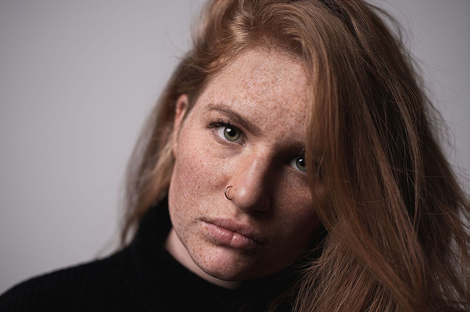 Portrait einer roothaarigen Frau, die in die Kamera schaut
