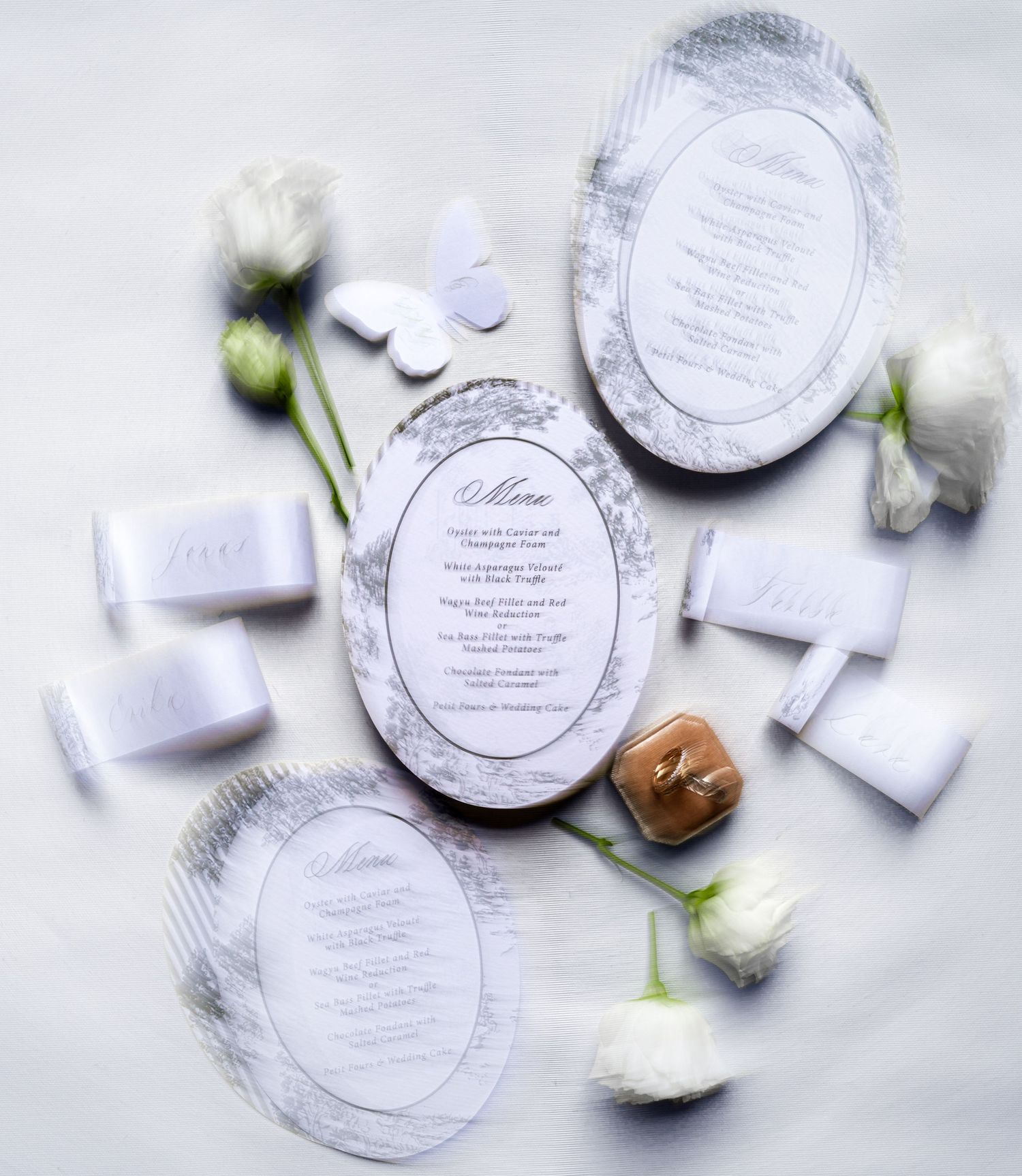 Detailaufnahme des Hochzeits Menus, Blumen, Ringe, Platzkarten