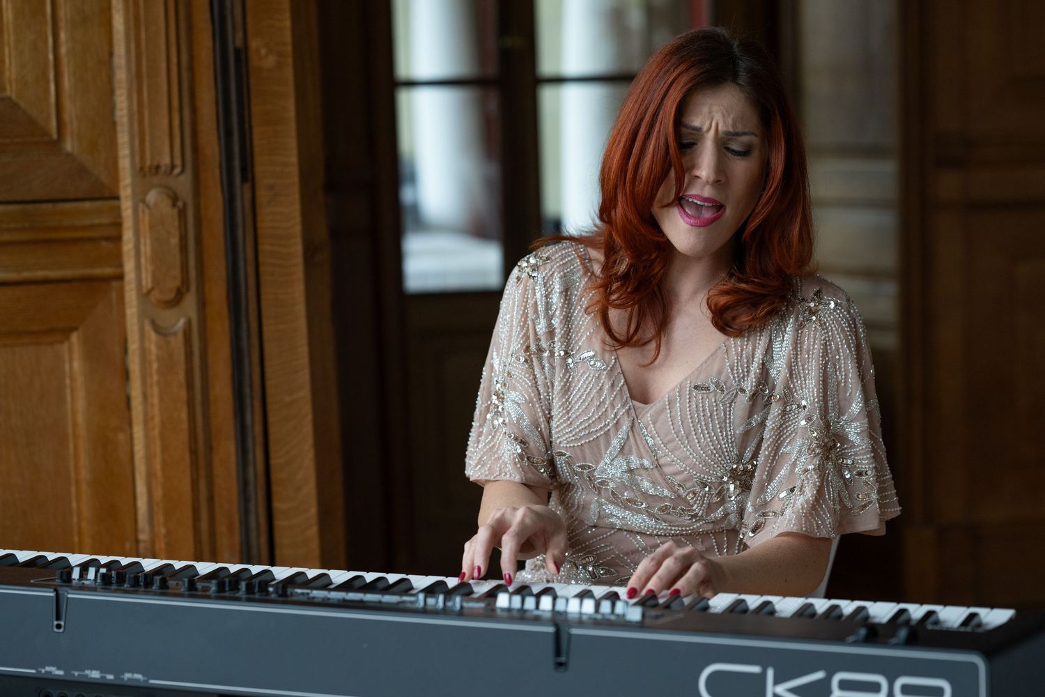 Sängerin singt und spielt Keyboard bei einer Hochzeit