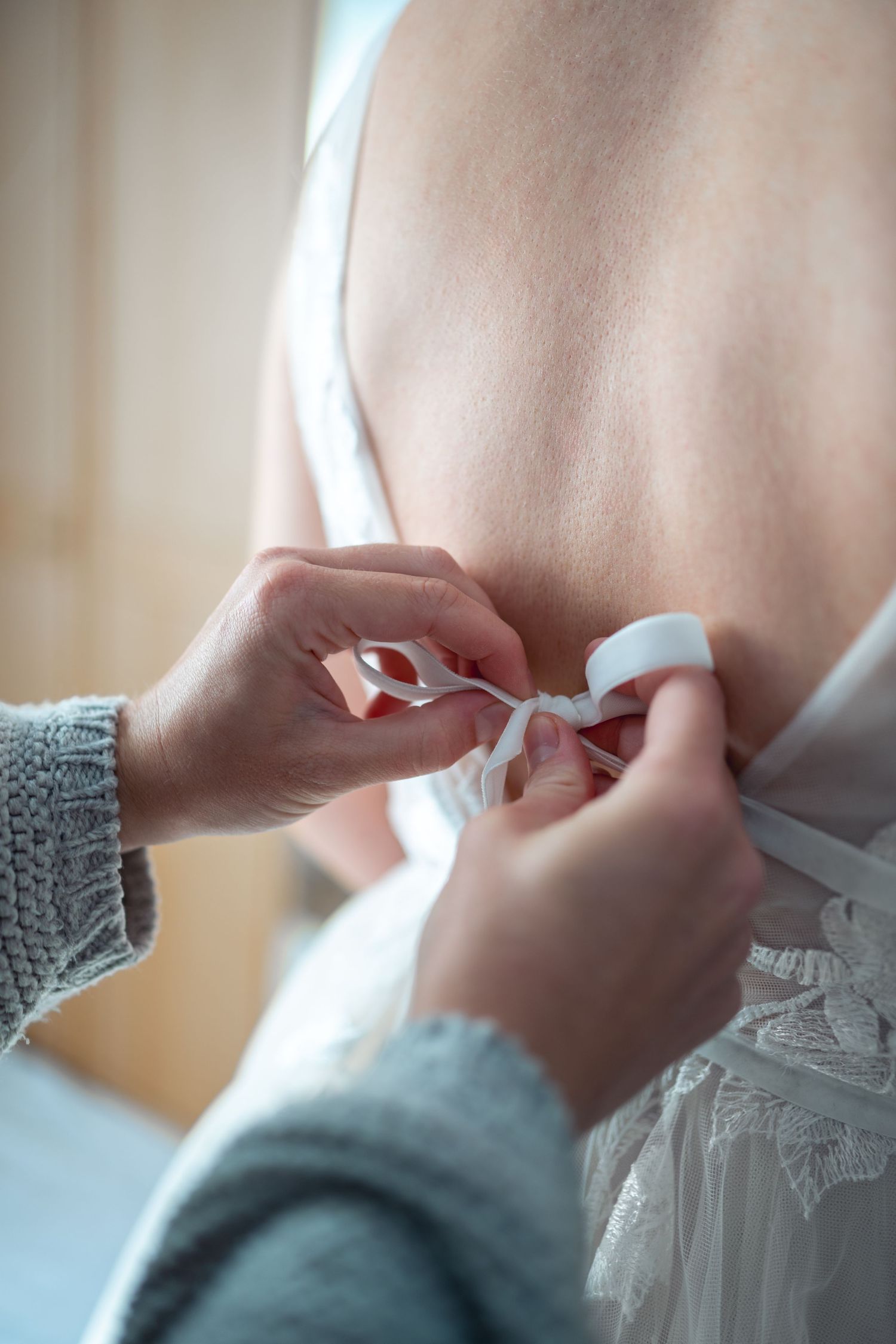 Detailaufnahme des Verschlusses des Hochzeitskleids