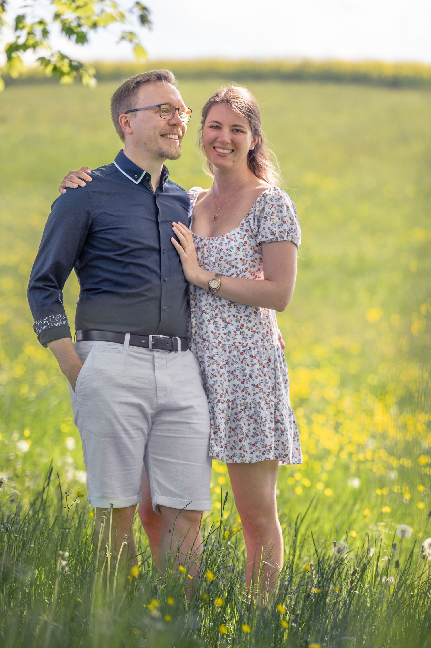 Fotografie von Frau und Mann auf einer Wiese, zuneigung