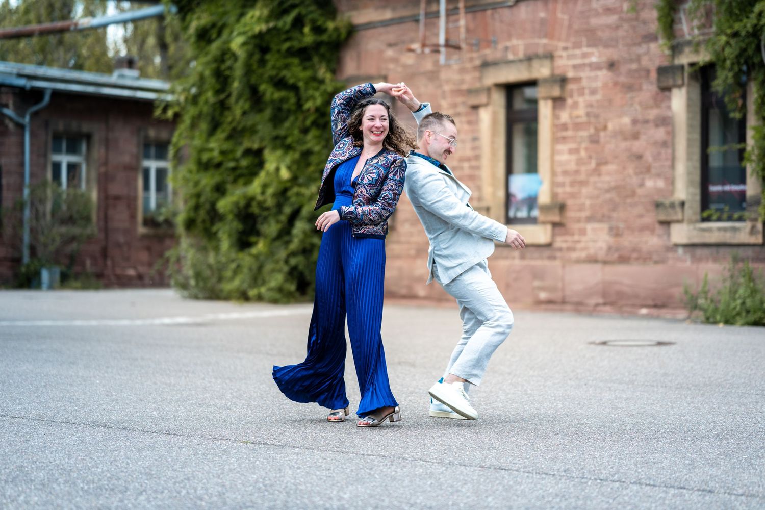Foto von Frau und Mann tanzen in Industriepark