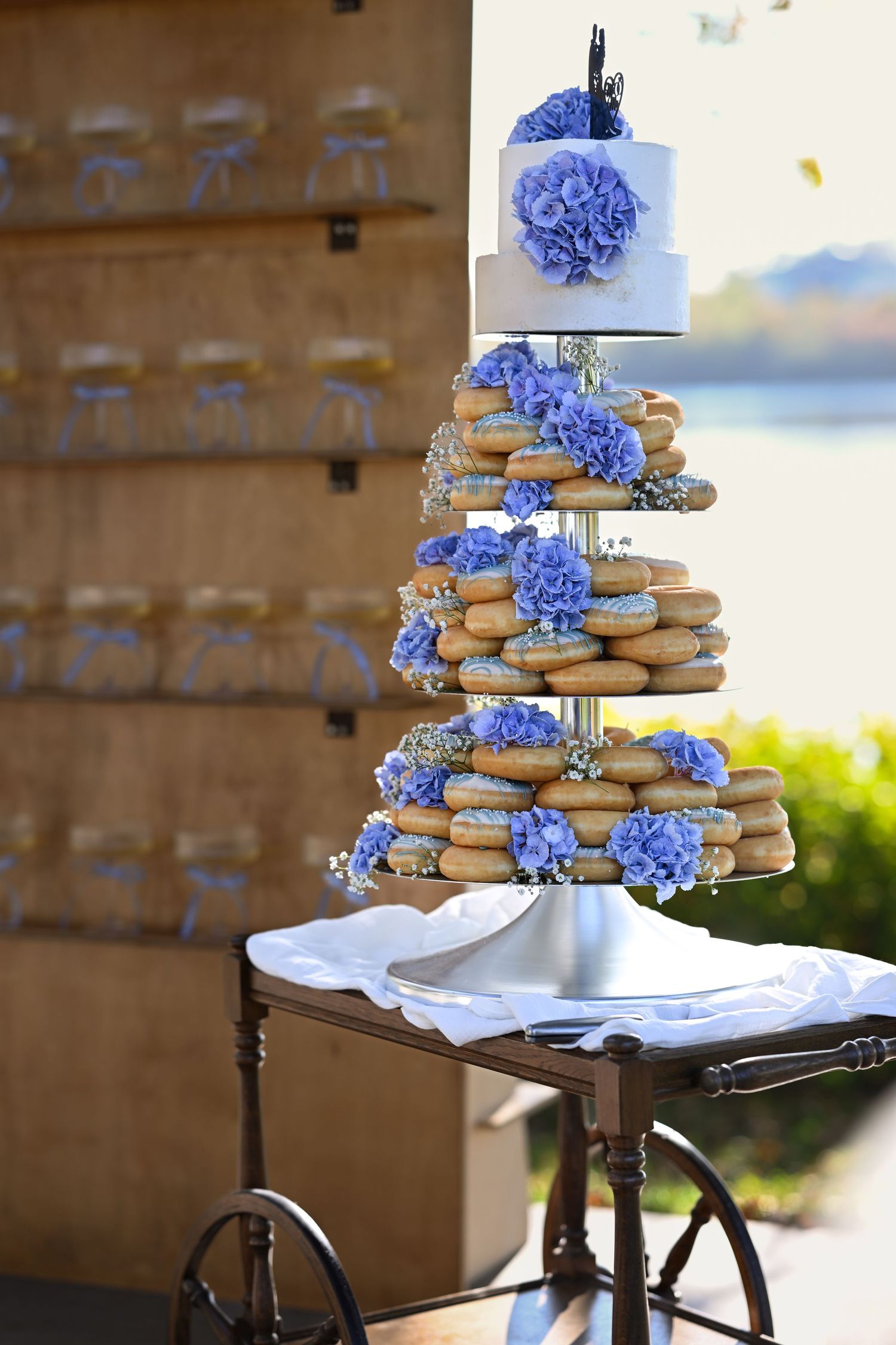 Foto der Hochzeitstorte, Donuts, lila, auf einem Wagen