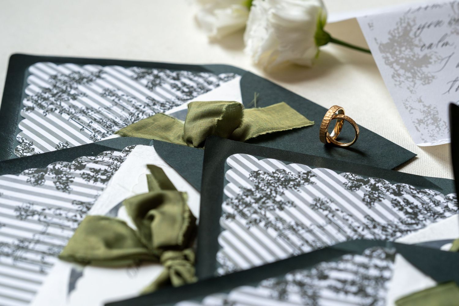Fotografie von Hochzeitsringen, liegen auf Hochzeitseinladungen, Papeterie
