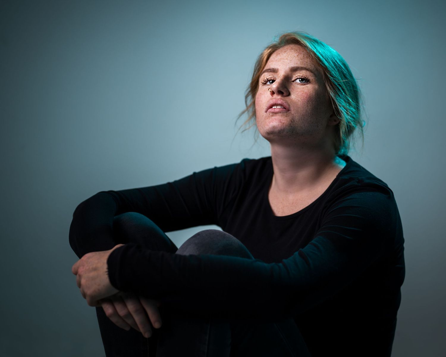 Portrait einer roothaarigen Frau, in blauem Licht