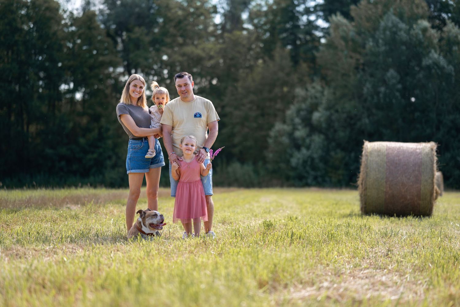 Familienfoto, Mutter, Vater und zwei Kinder im Feld