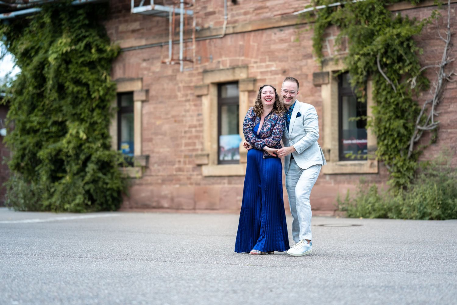 Foto von Frau und Mann tanzen in Industriepark, Arm in Arm