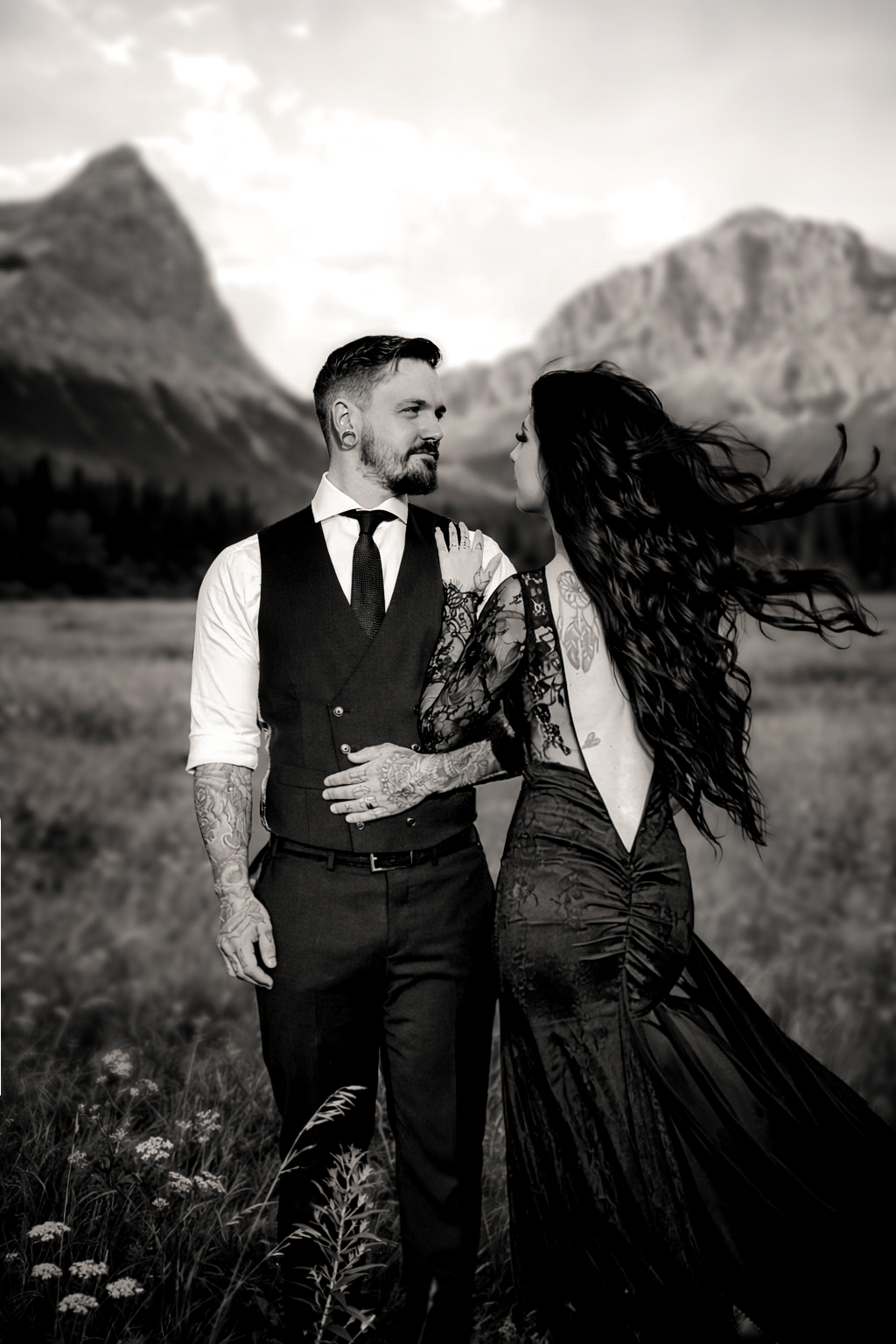 Black and white mountain elopement photos featuring dramatic landscapes and romantic moments.