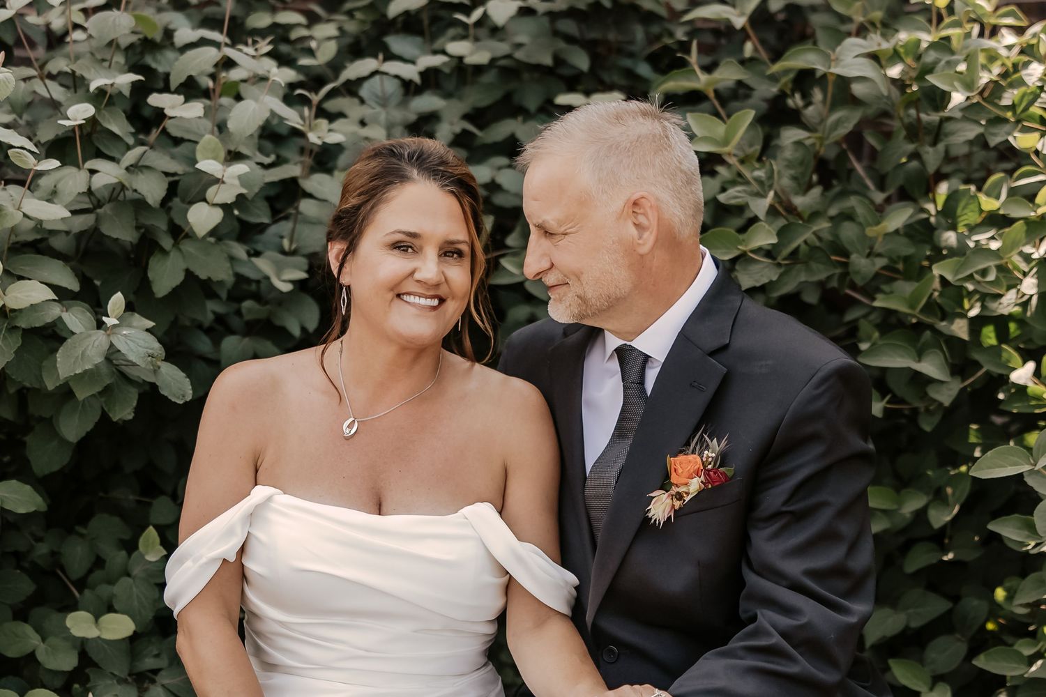 Wedding and engagement photographer based in Dubuque, Iowa capturing natural, timeless moments.