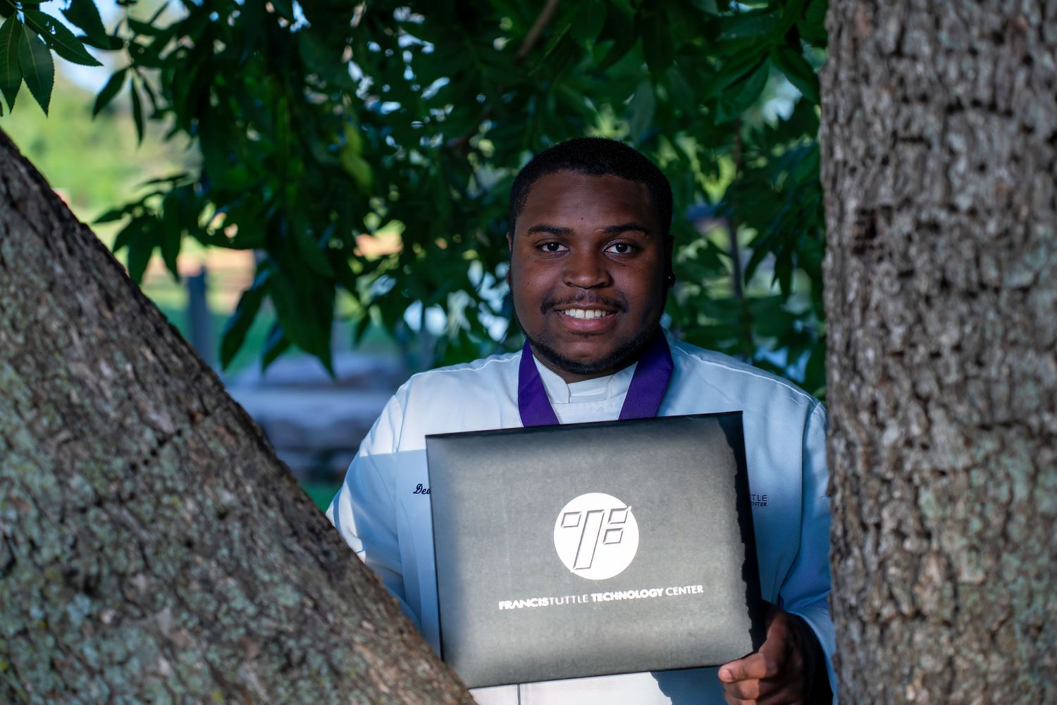 Celebrate your graduation with stunning senior portraits in Oklahoma. R&T Photography specializes in capturing this milestone.