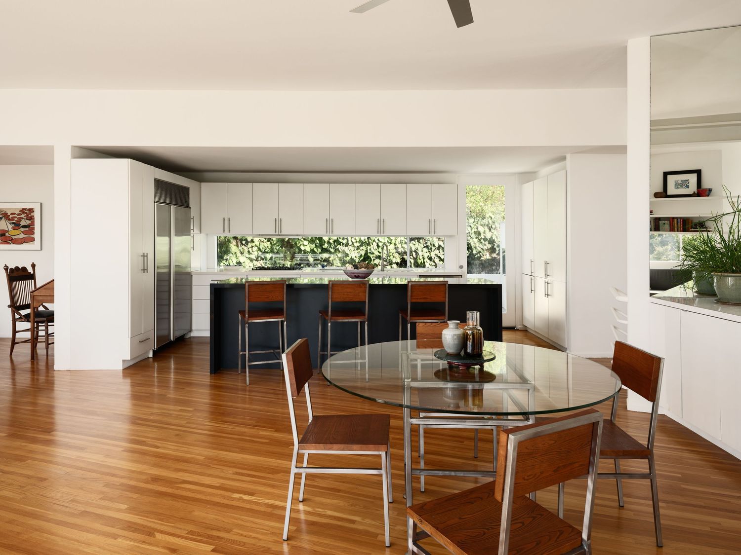 Dining area and contemporary kitchen at 421 Serpentine in Del Mar, interior design photography san diego showcasing coastal modern style.