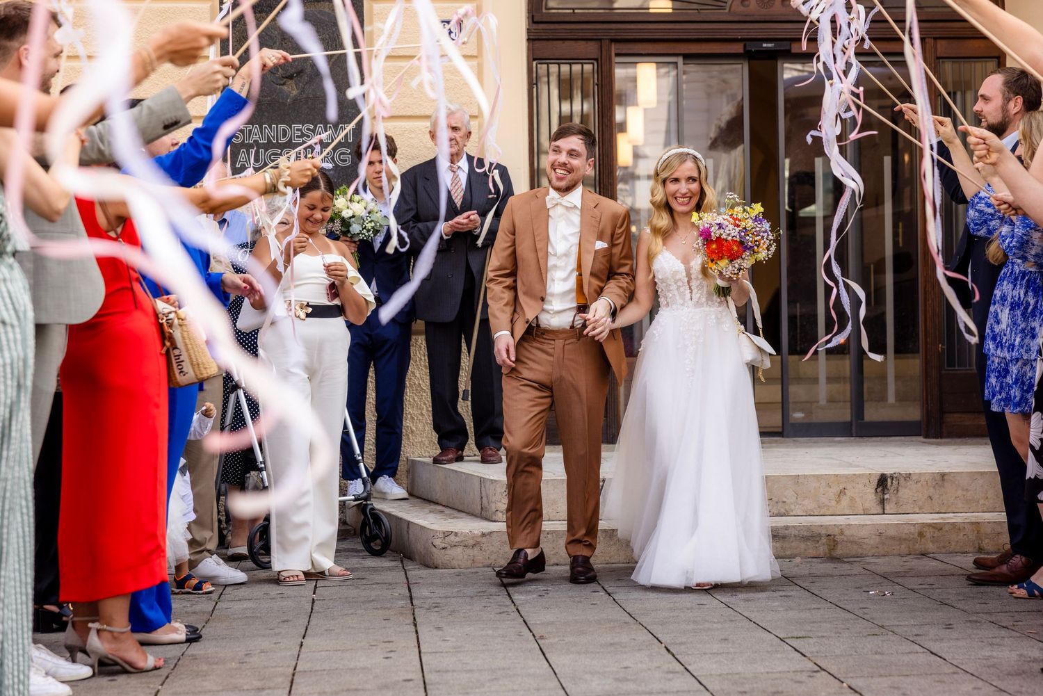 Brautpaar nach dem Standesamt Augsburg beim Auszug mit Hochzeitsgästen – Hüttner Fotografie