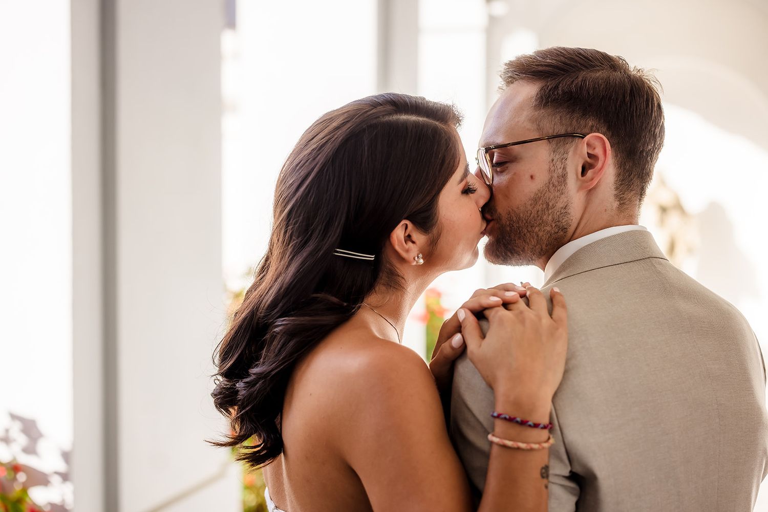 Inniger Kuss des Brautpaars beim Hochzeitsfotoshooting in Augsburg – Hüttner Fotografie