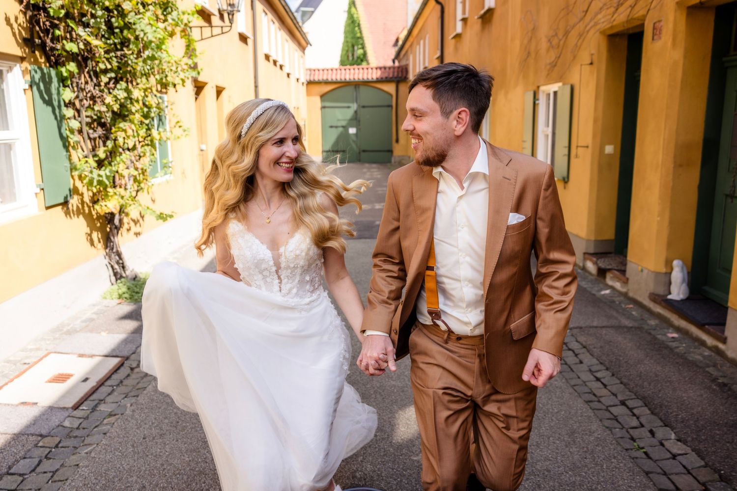 Brautpaar beim Brautpaarshooting in der Hochzeitslocation Die Taferndecker in der Fuggerei – Hüttner Fotografie