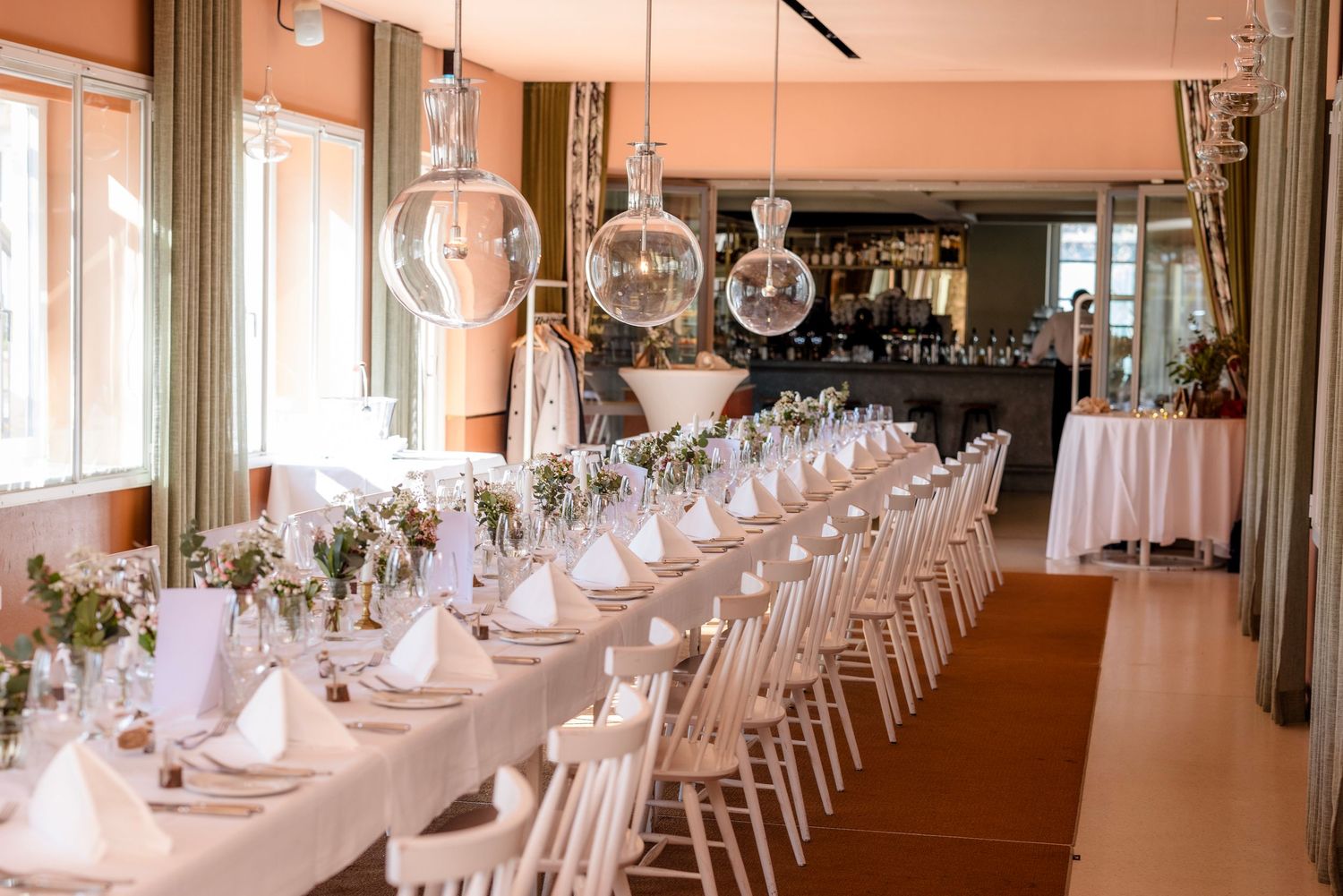 Festlich gedeckte Hochzeitstafel in eleganter Location in München – Hüttner Fotografie