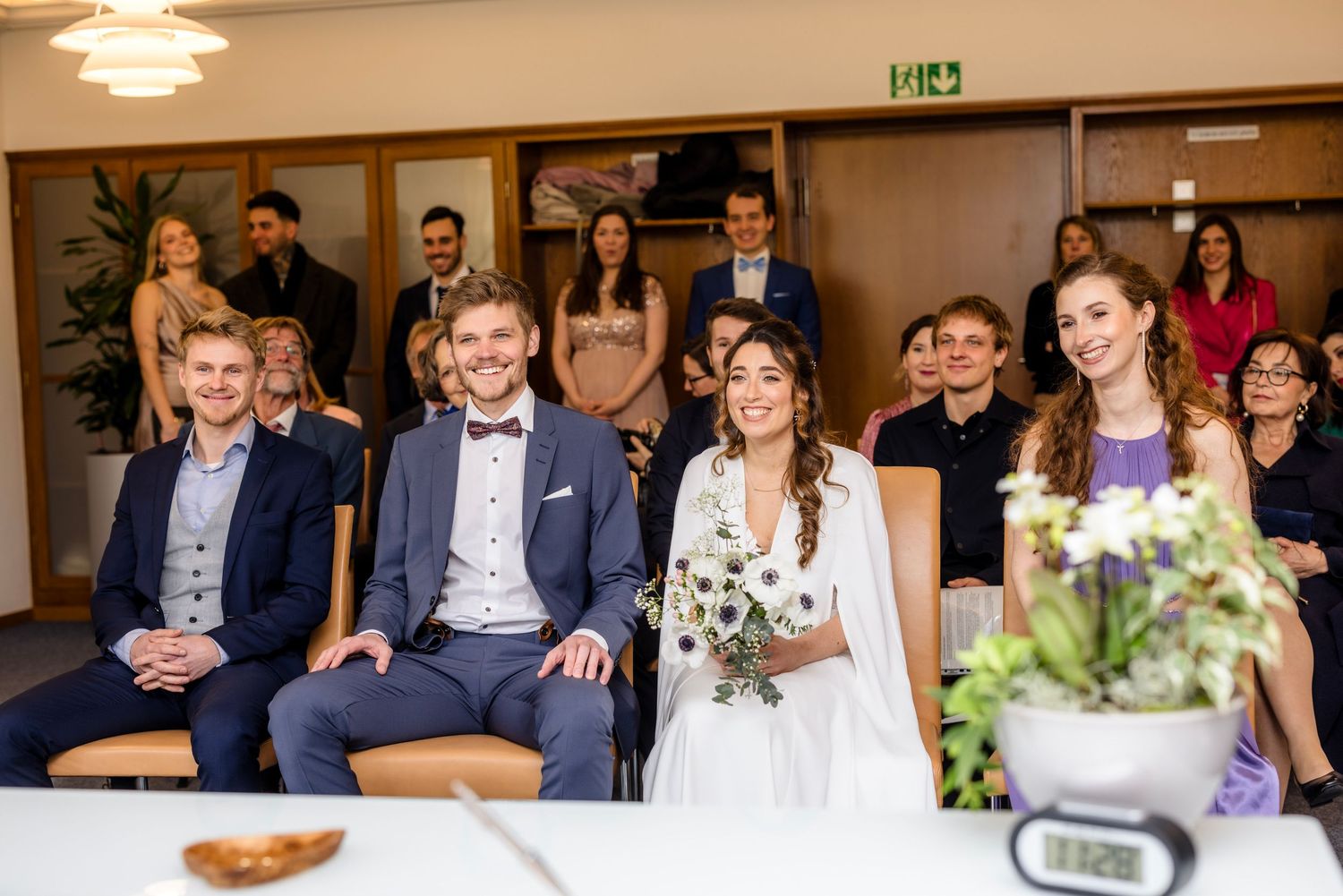 Standesamtliche Trauung mit Brautpaar und Gästen in München – Hüttner Fotografie