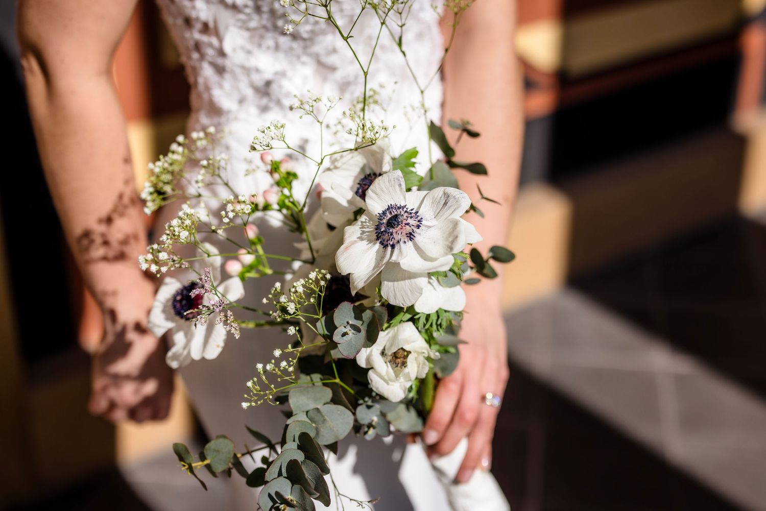 Brautstrauß Detailaufnahme mit natürlichen Hochzeitsblumen in München – Hüttner Fotografie