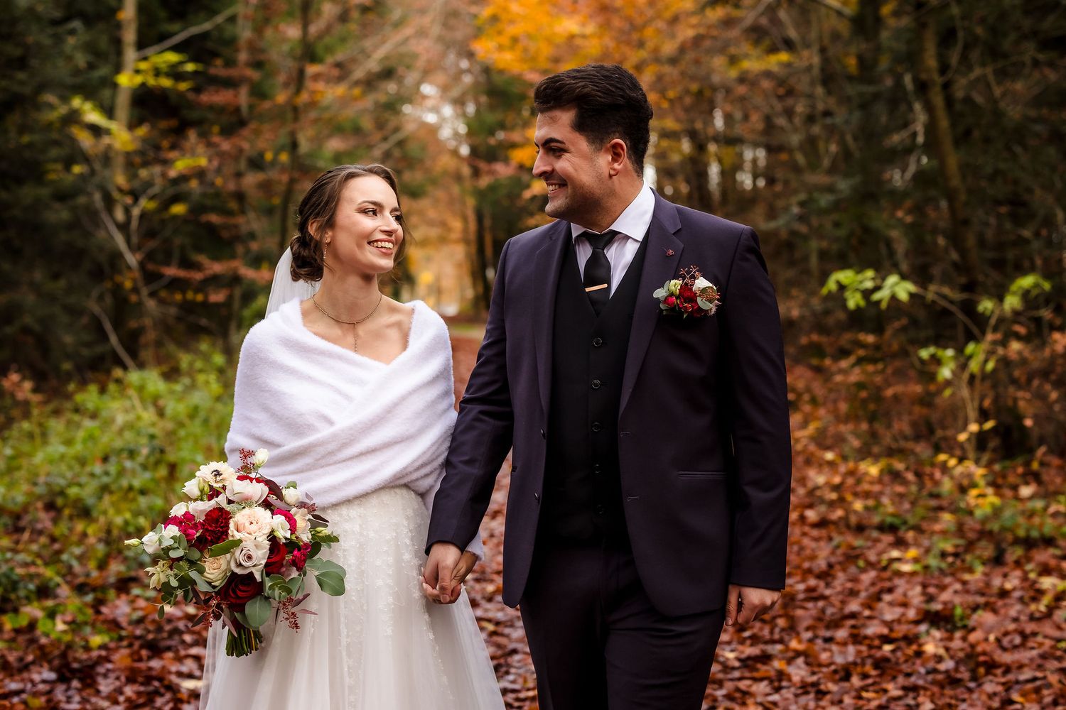 Brautpaar beim Brautpaarshooting in der Hochzeitslocation Gut Schwabhof – Hüttner Fotografie