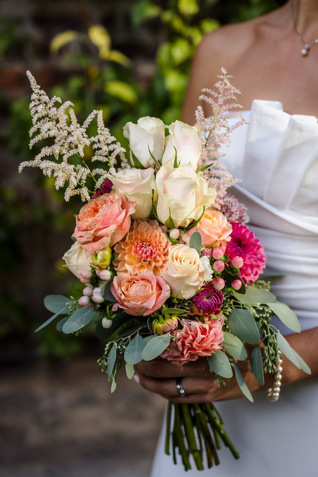 Brautstrauß mit Rosen und farbenfrohen Blumen bei Hochzeit in Augsburg – Hüttner Fotografie