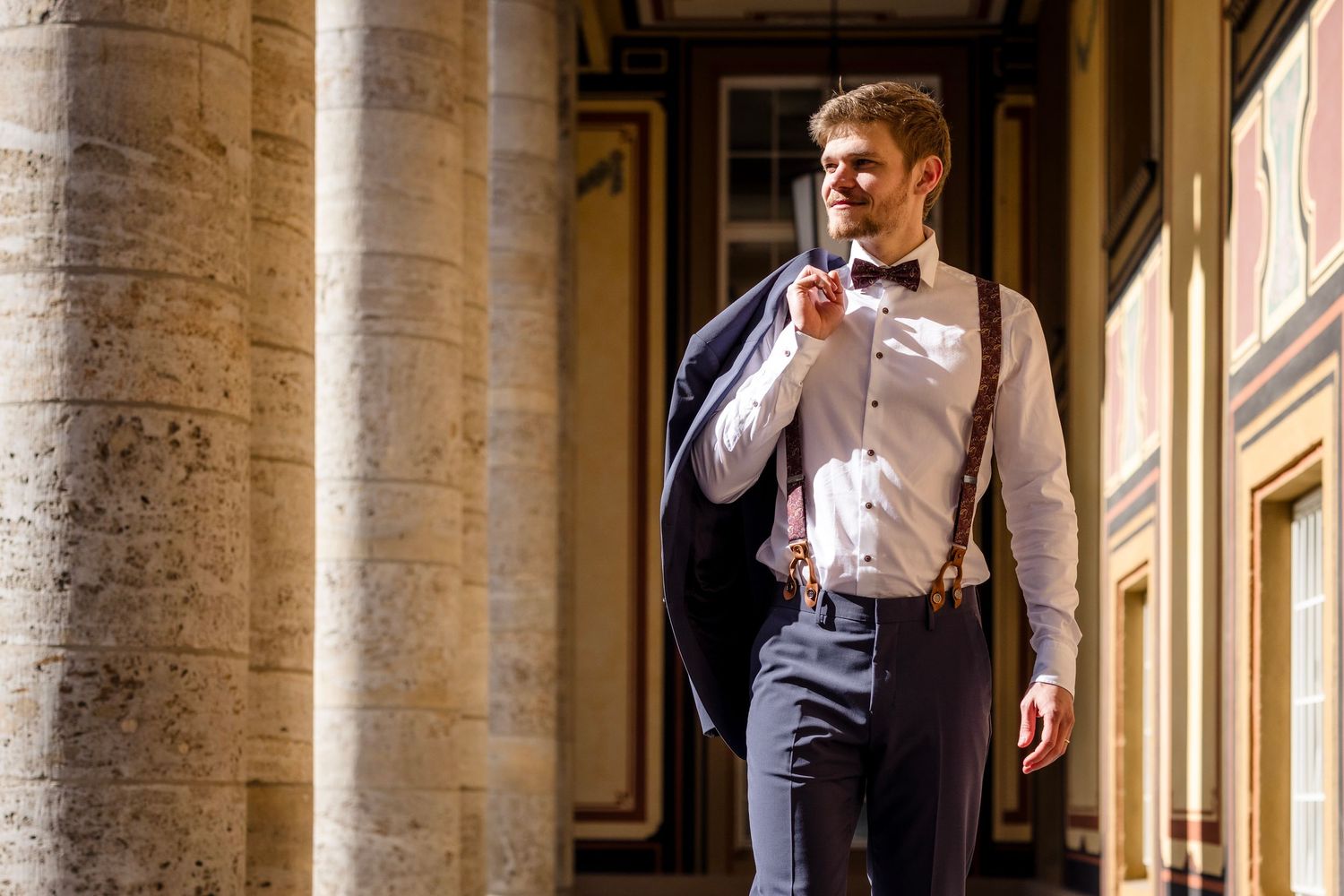 Bräutigam Portrait in eleganter Hochzeitslocation in München – Hüttner Fotografie