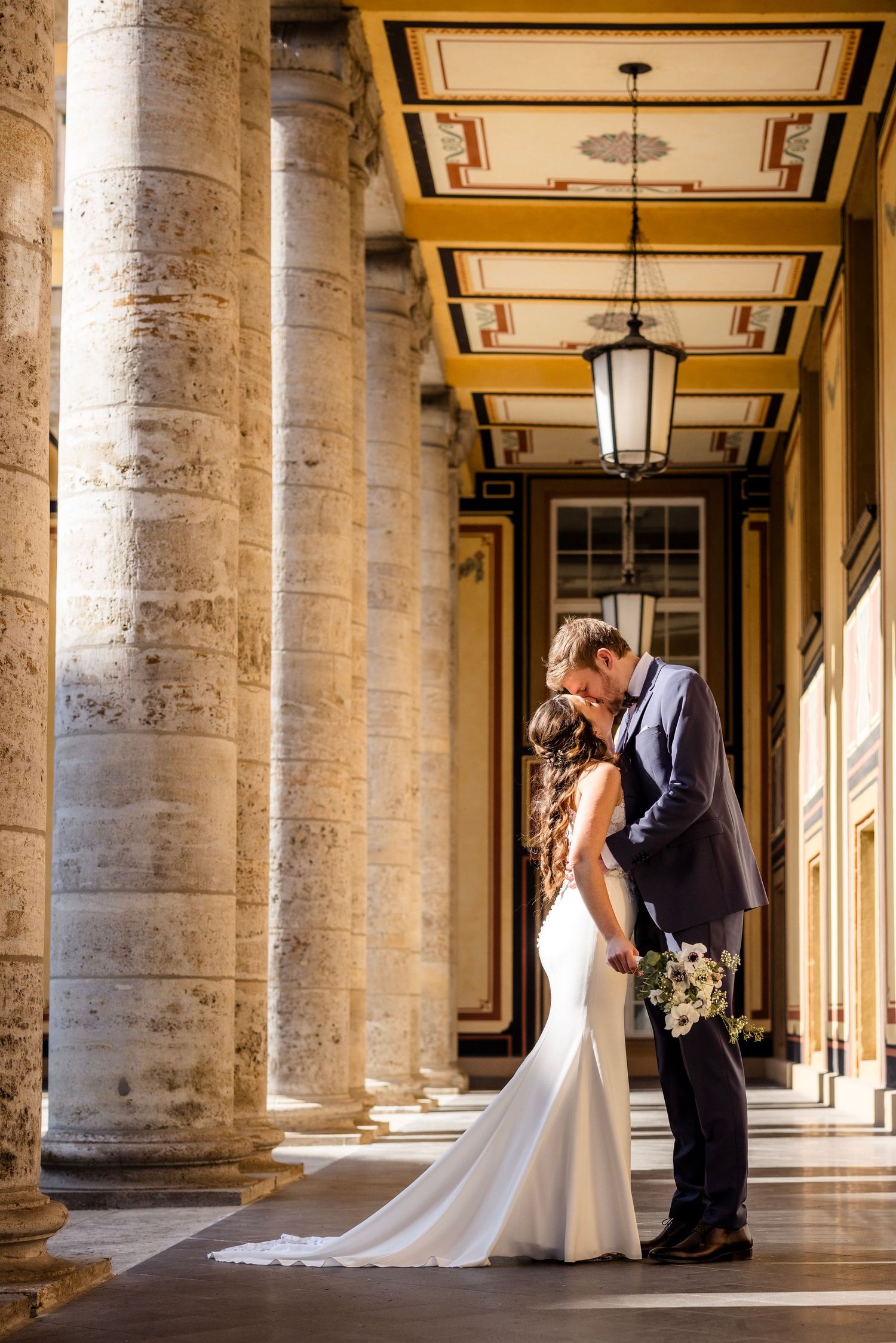 Brautpaar Portrait in stilvoller Hochzeitslocation in München – Hüttner Fotografie