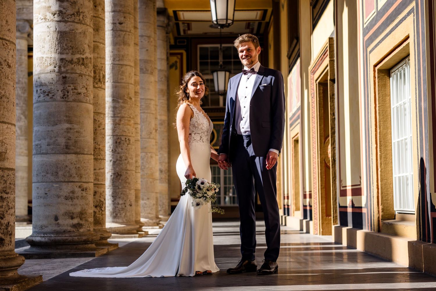 Bräutigam Portrait in eleganter Hochzeitslocation in München – Hüttner Fotografie