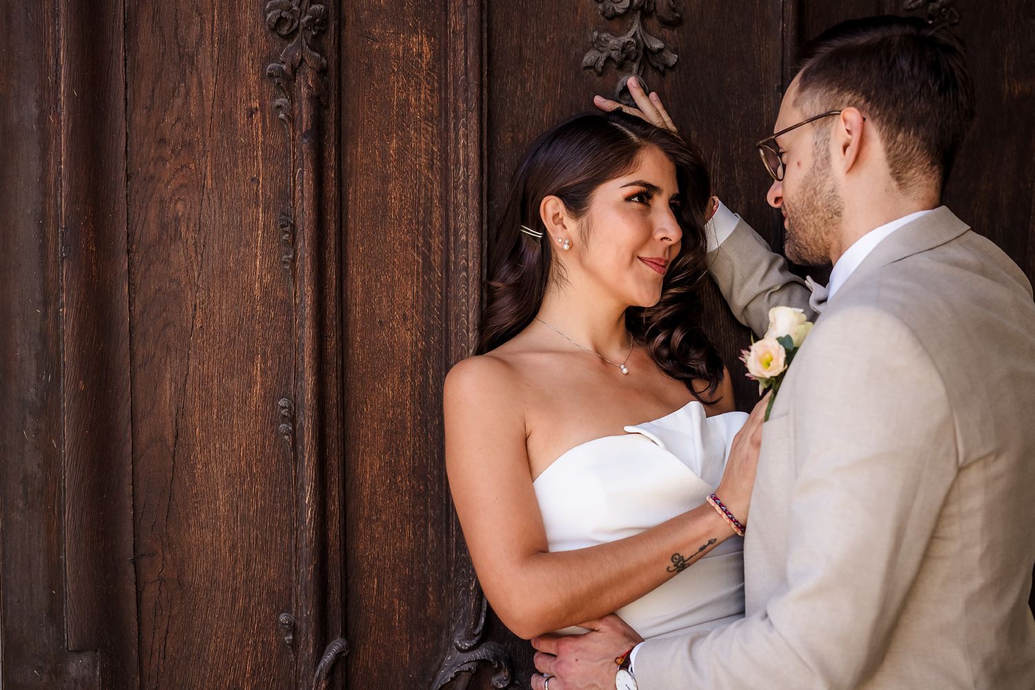 Brautpaar beim romantischen Hochzeitsshooting vor historischer Holztür – Hüttner Fotografie