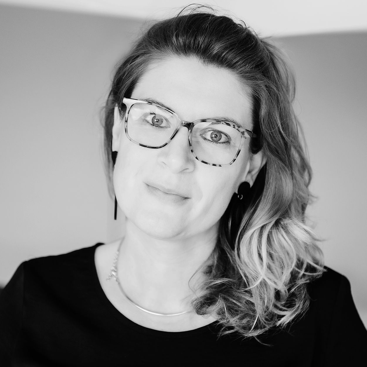 Zelfportret van Tania Mertens, uitvaartfotograaf en begeleidster van Atelier Dagboekverhalen bij Het Ontroerend Goed.
