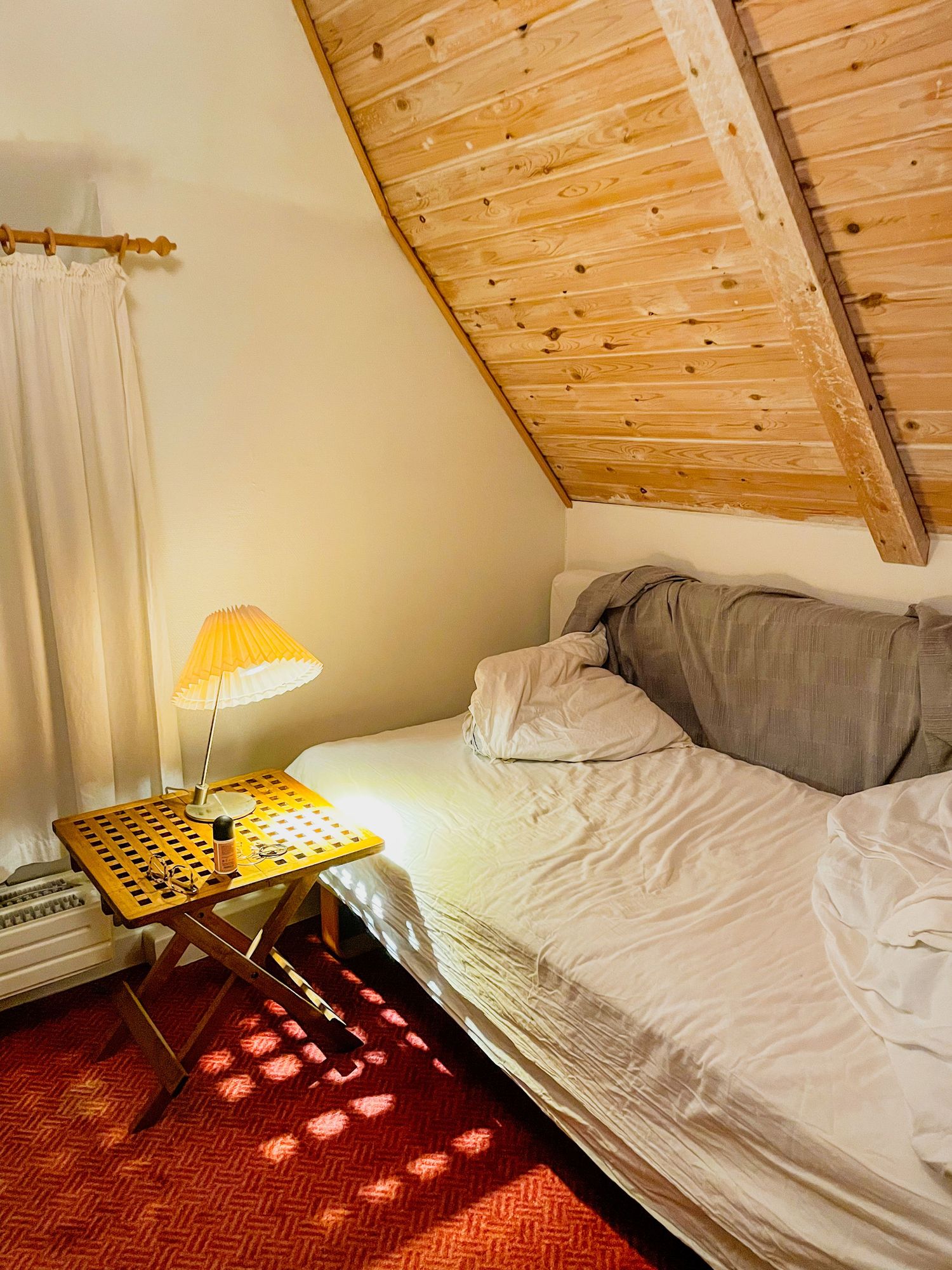 Beslapen bed in Tania's kamer bij haar gastgezin in Denemarken — een persoonlijk beeld over thuiskomen, sporen achterlaten, en het vastlegge