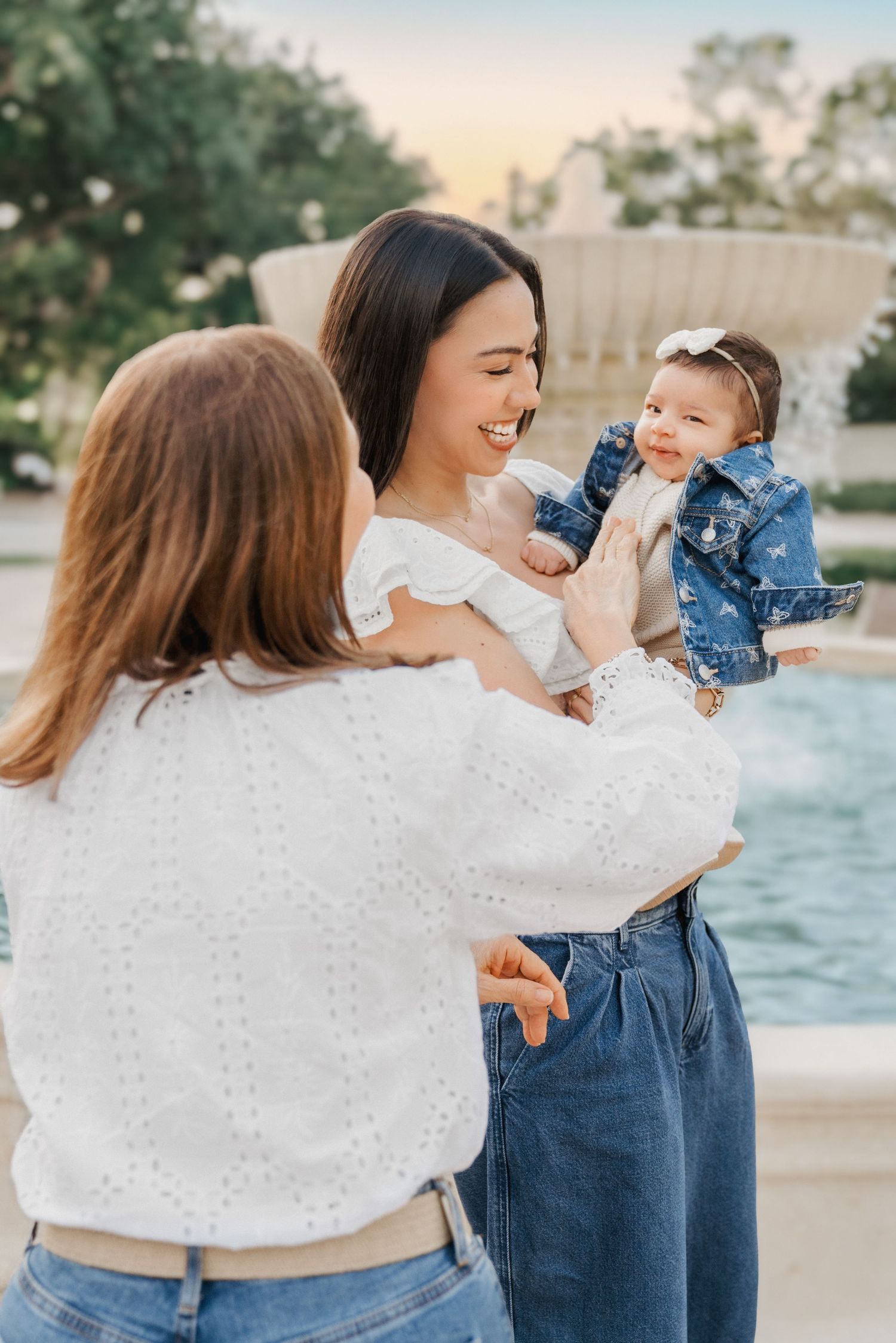 Miami family photoshoot – aunt and grandmother smiling warmly at the child in a park