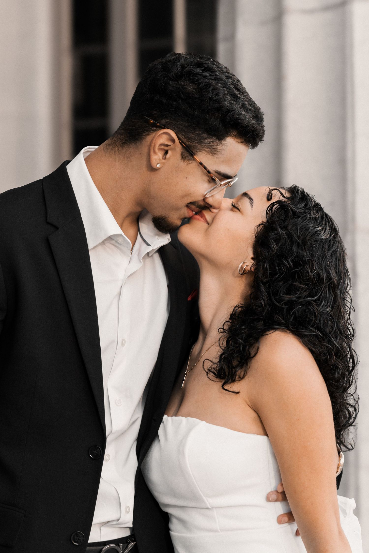 Miami courthouse engagement (elopement/mini wedding) photoshoot – couple sharing a kiss outside the building