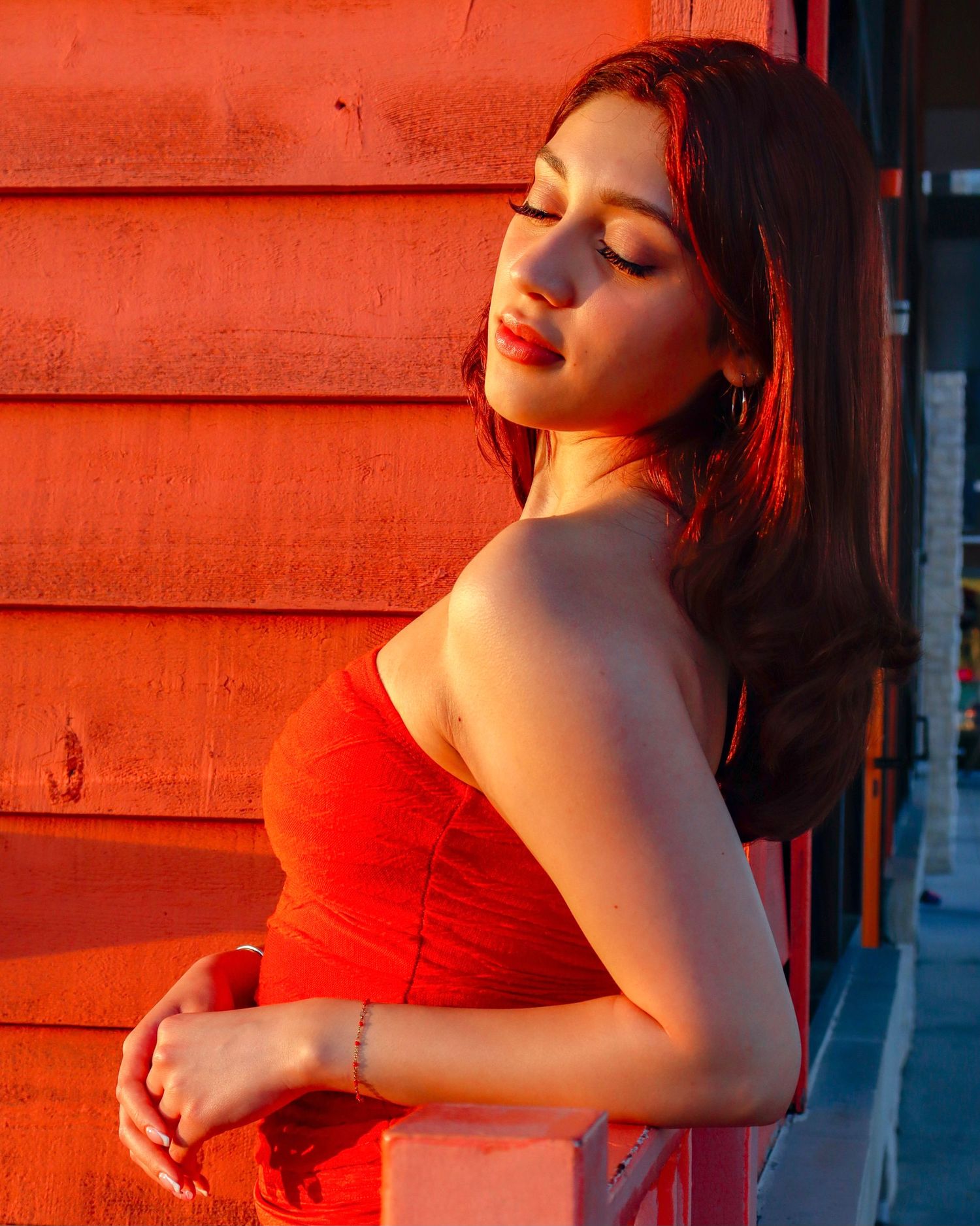 Aylin’s confident, relaxed portrait from her first photo shoot with Medaly Gutierrez, capturing natural poses and a great experience