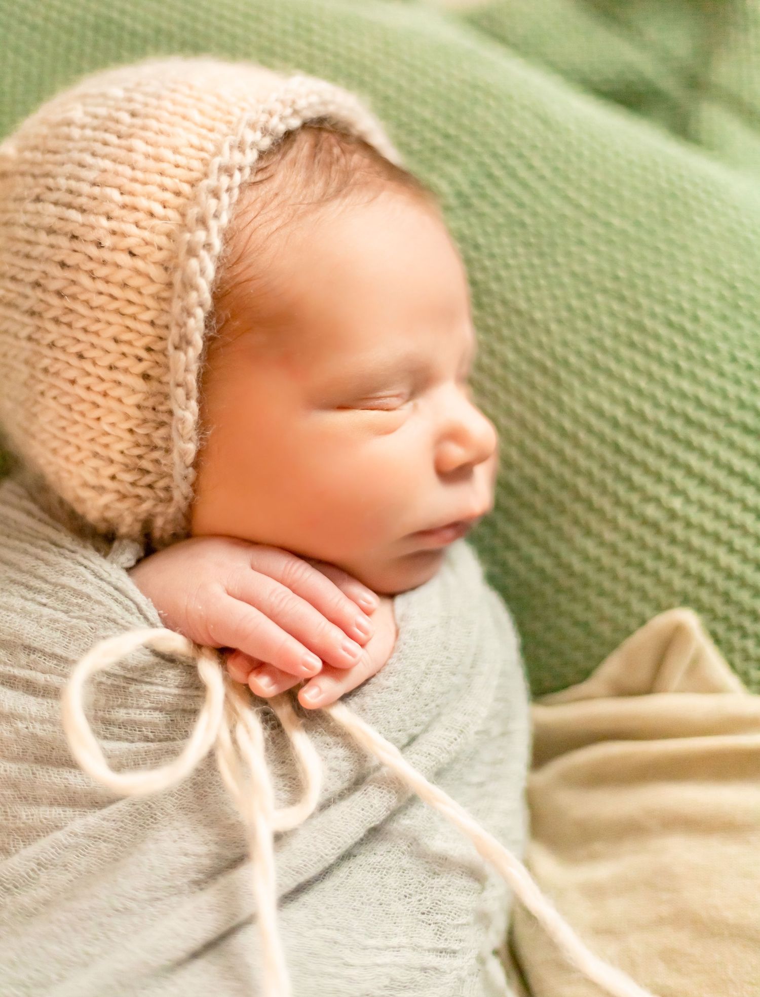 Newborn Photography with a timeless, minimal, bright and crisp approach. Greenery. Plants. Nursery.