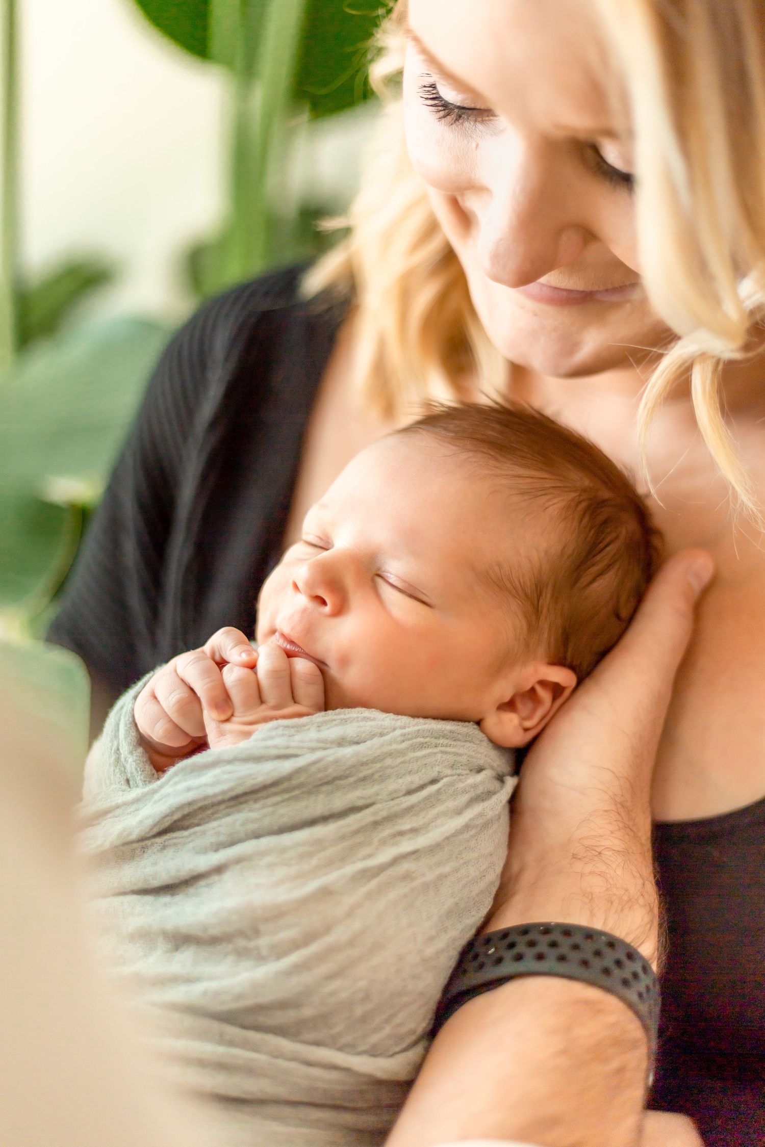 Newborn Photography with a timeless, minimal, bright and crisp approach. Greenery. Plants. Nursery.