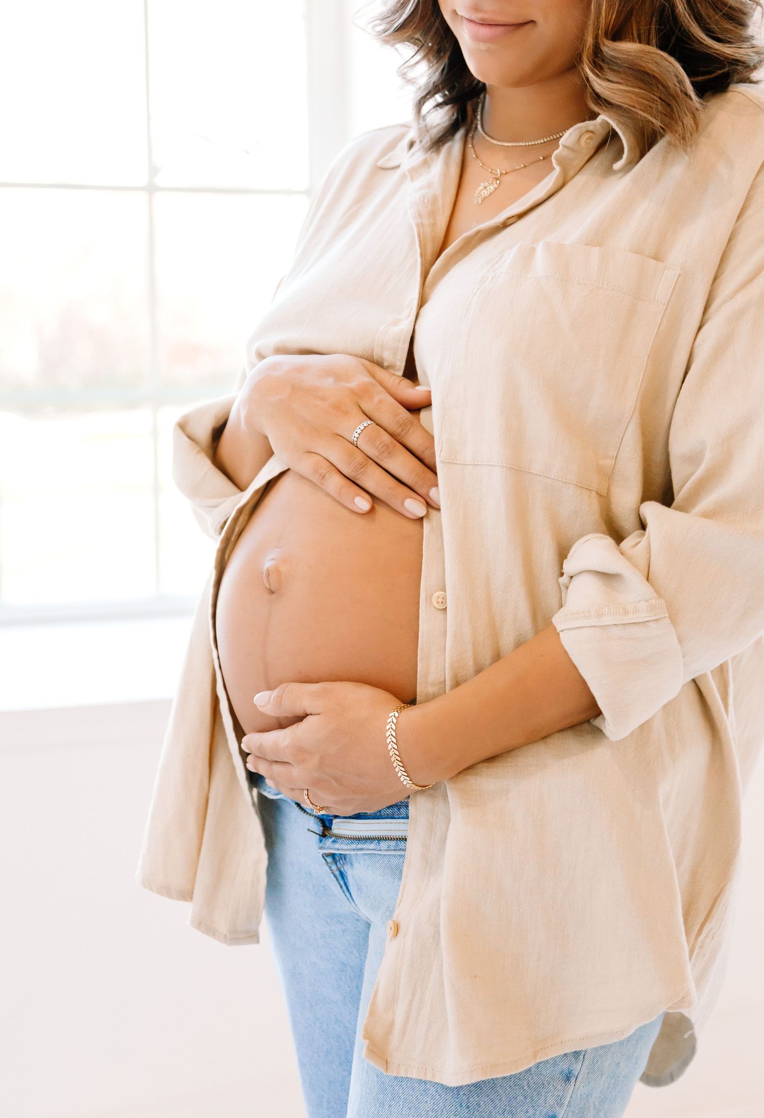Maternity Photography with a timeless, minimal, bright and crisp approach.
