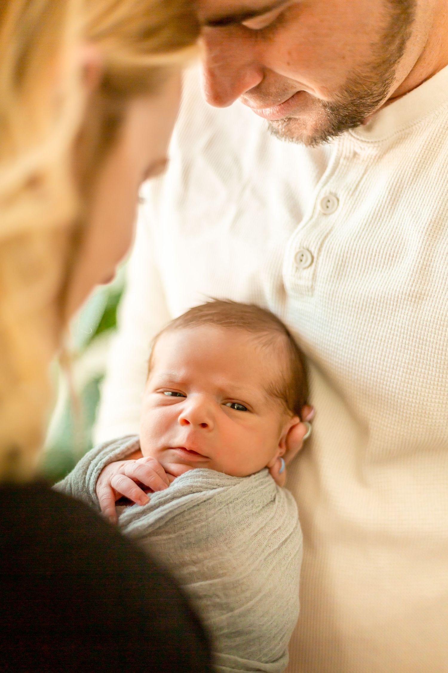 Newborn Photography with a timeless, minimal, bright and crisp approach. Greenery. Plants. Nursery.