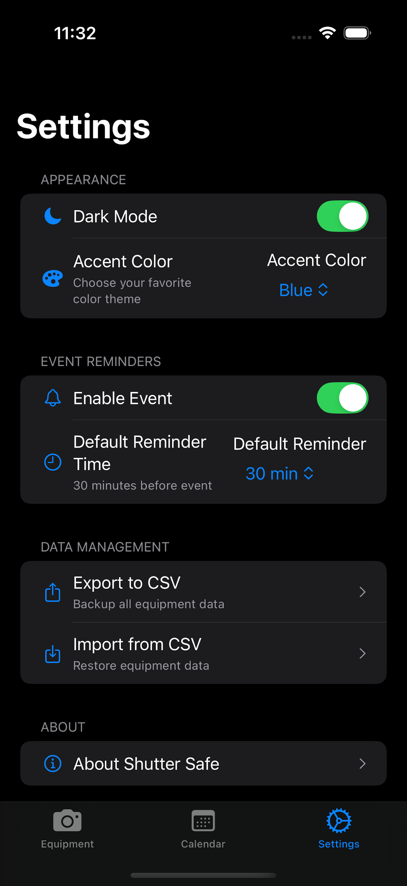 Dark mode settings screen showing appearance and event reminder options with blue accent color theme.