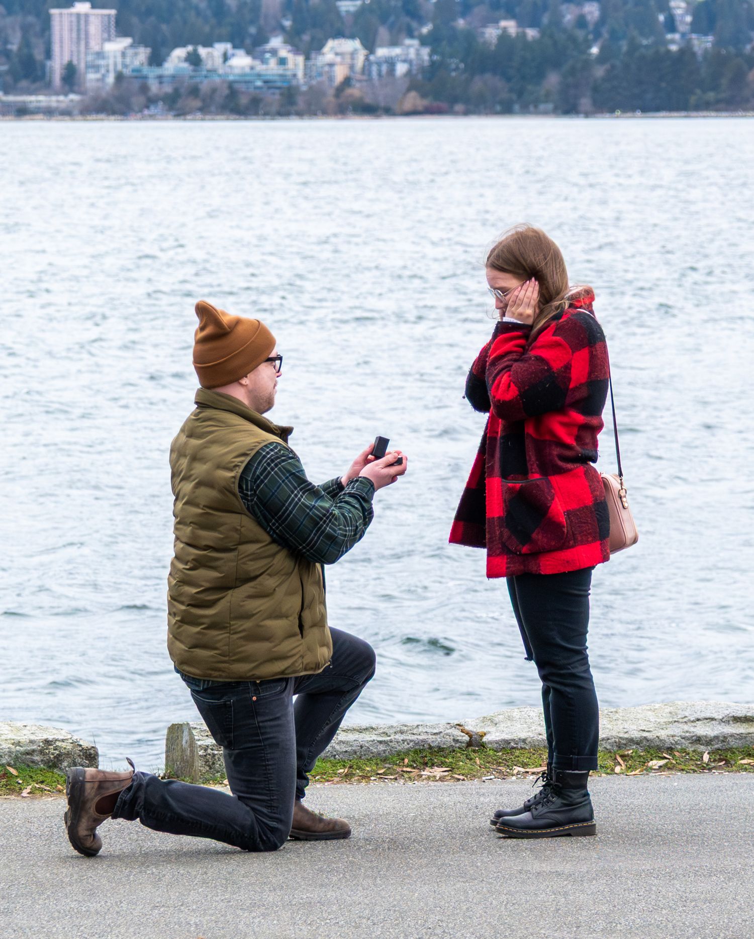 man proposing to woman