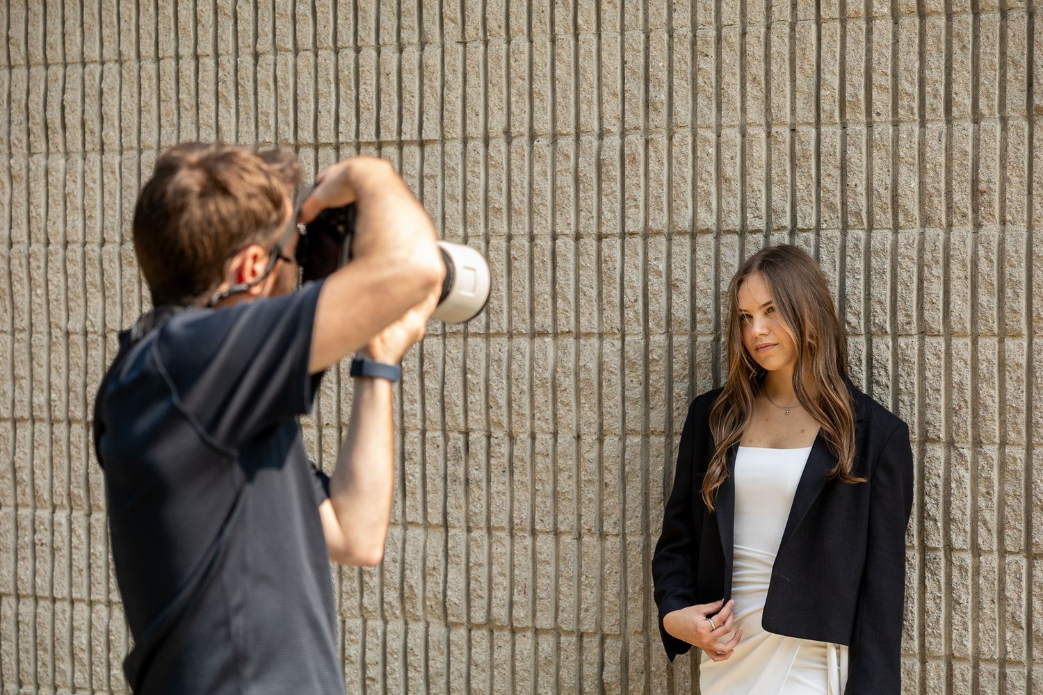 Alexandre Rouette en train de photographier une modèle