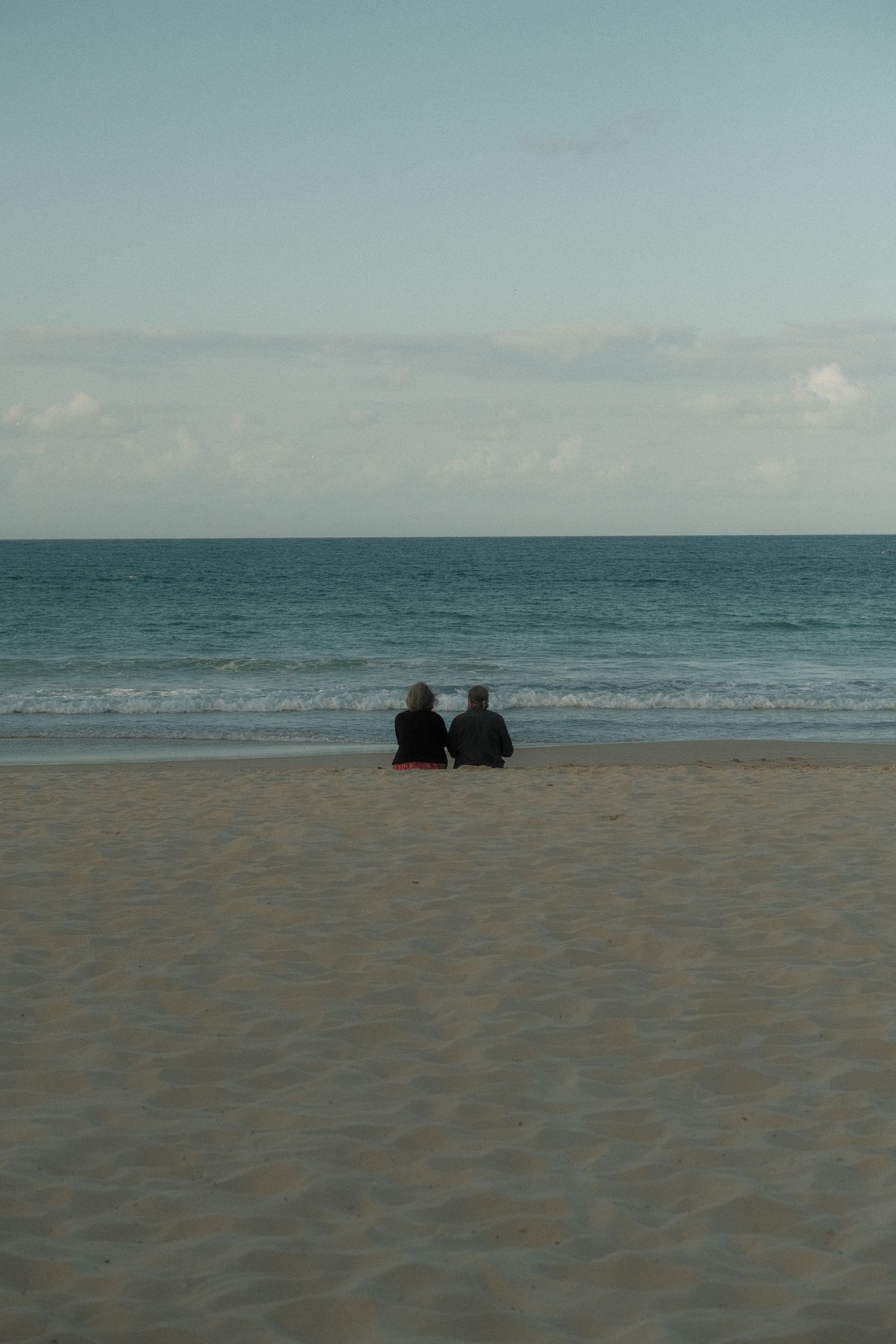 minimalist, mooloolaba, ocean, wave, water, sand , beach, photo, street photography, black and white, husband and wife, vibes,
