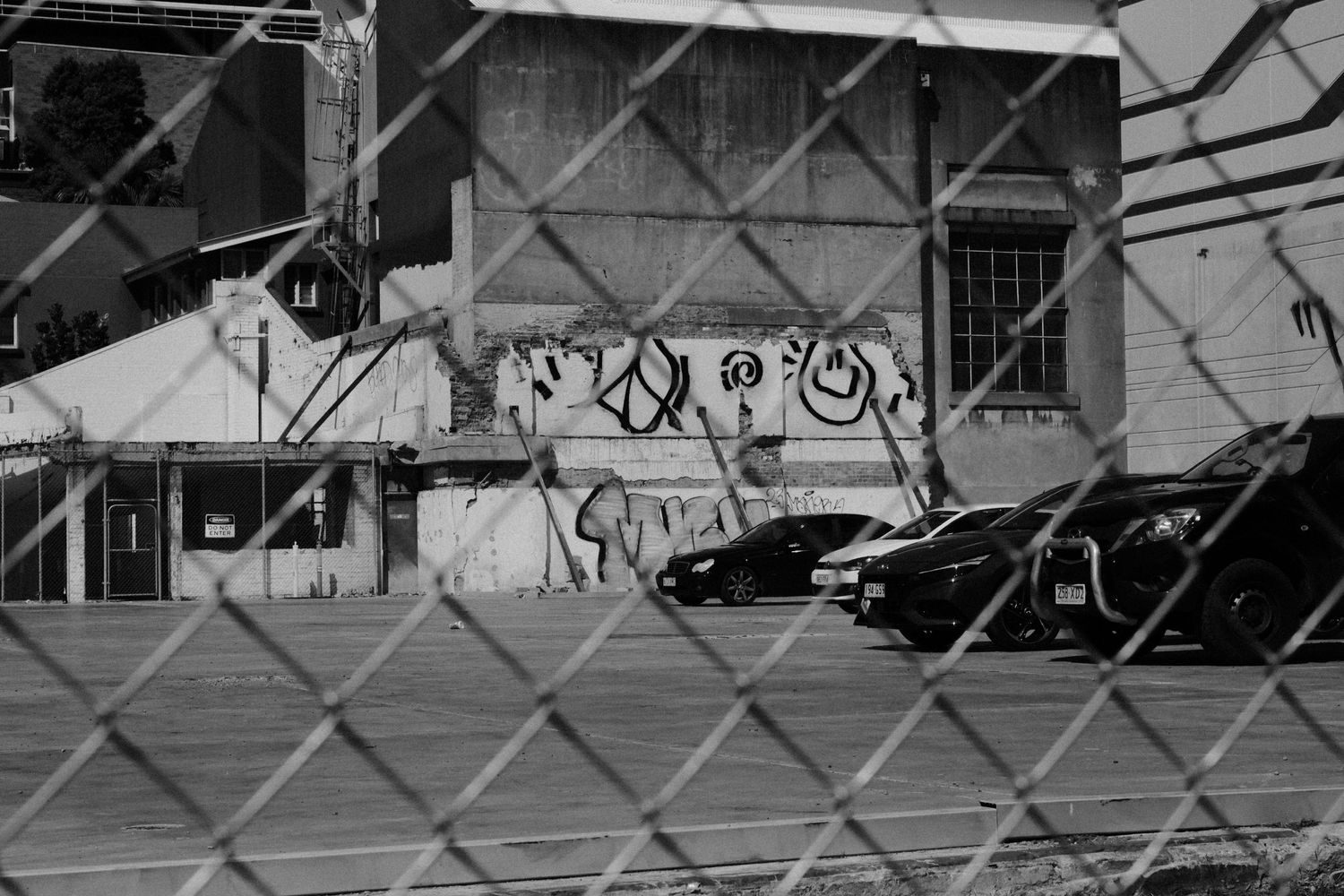 minimalist, brisbane, ocean, wave, water, sand , beach, photo, street photography, black and white, concrete, web, candid