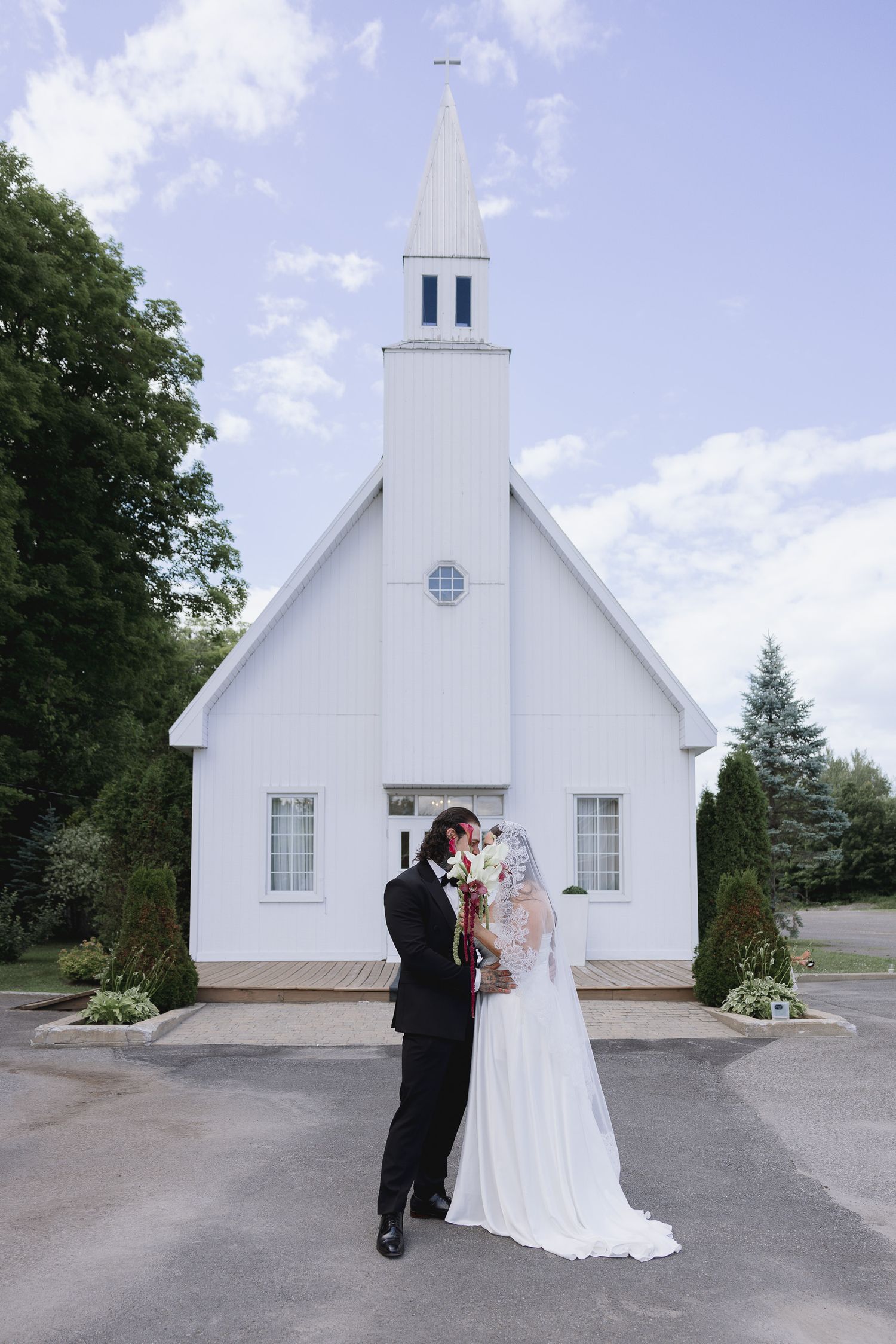 Couple nouvellement marié dans les rues du Vieux-Montréal lors d’un mariage intime et décontracté.