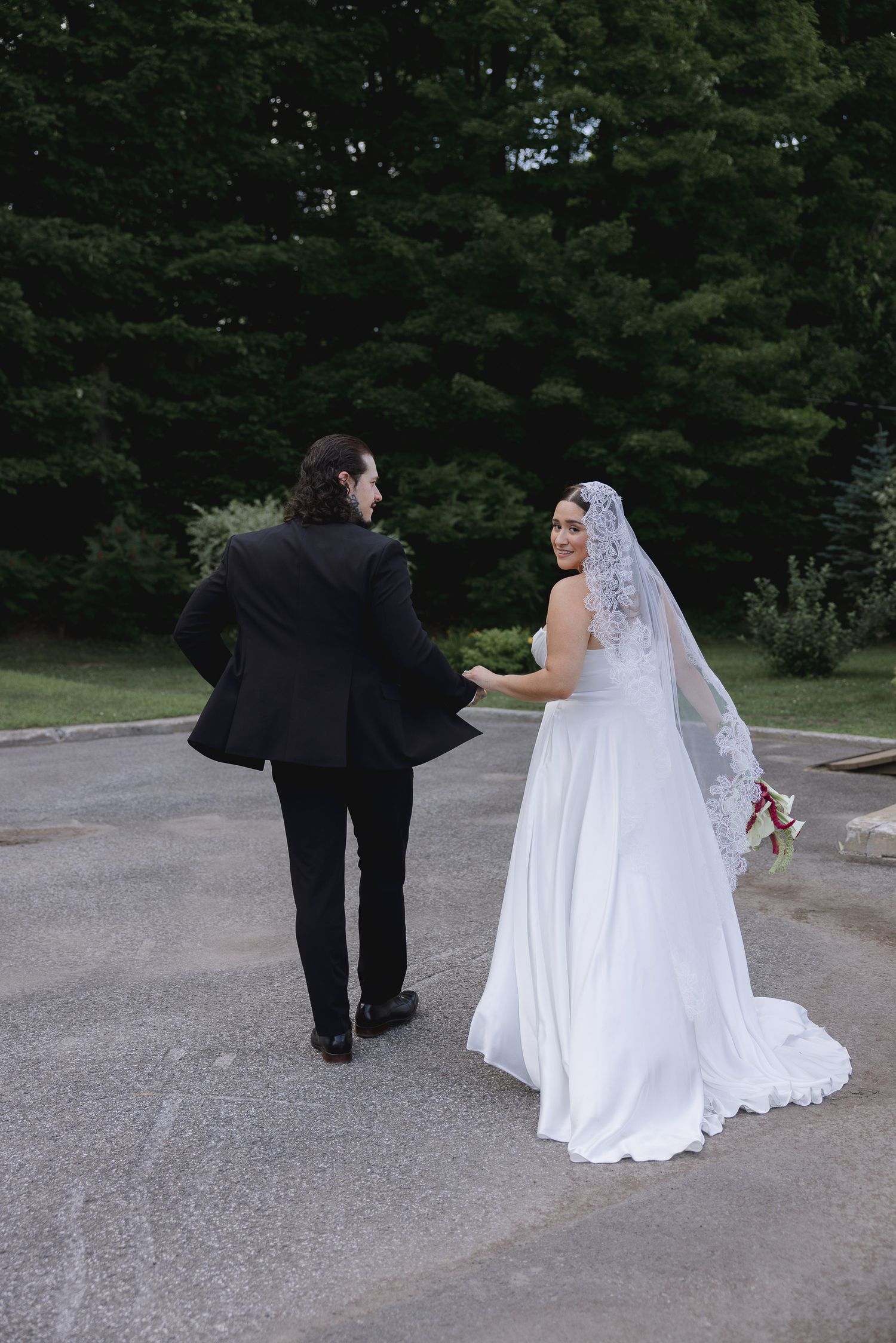 Séance photo romantique pour un petit mariage à Montréal dans les rues historiques du Vieux-Montréal.
