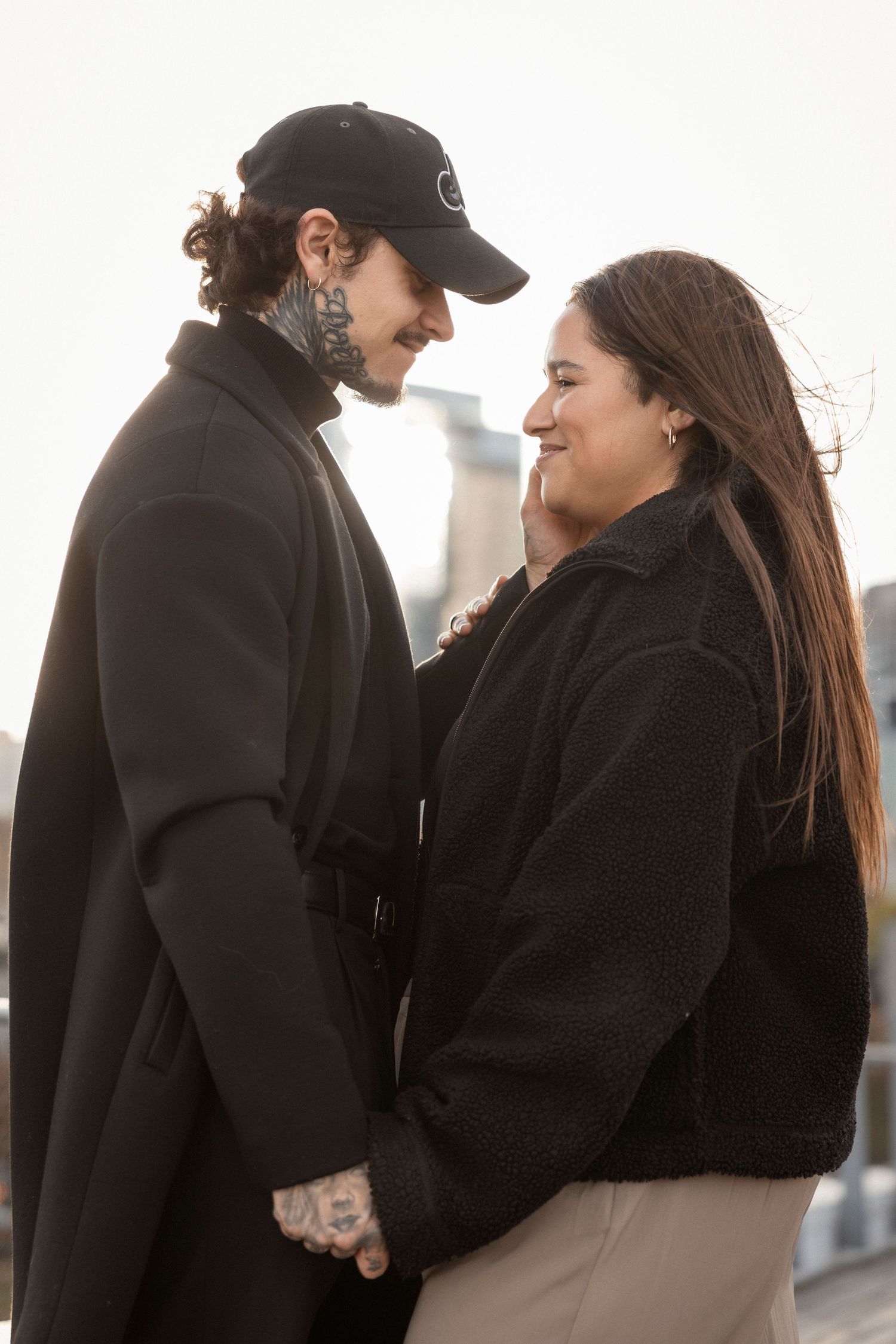 Séance photo de couple lifestyle sur la Rive-Sud de Montréal, capturant un moment authentique et complice dans un environnement naturel.