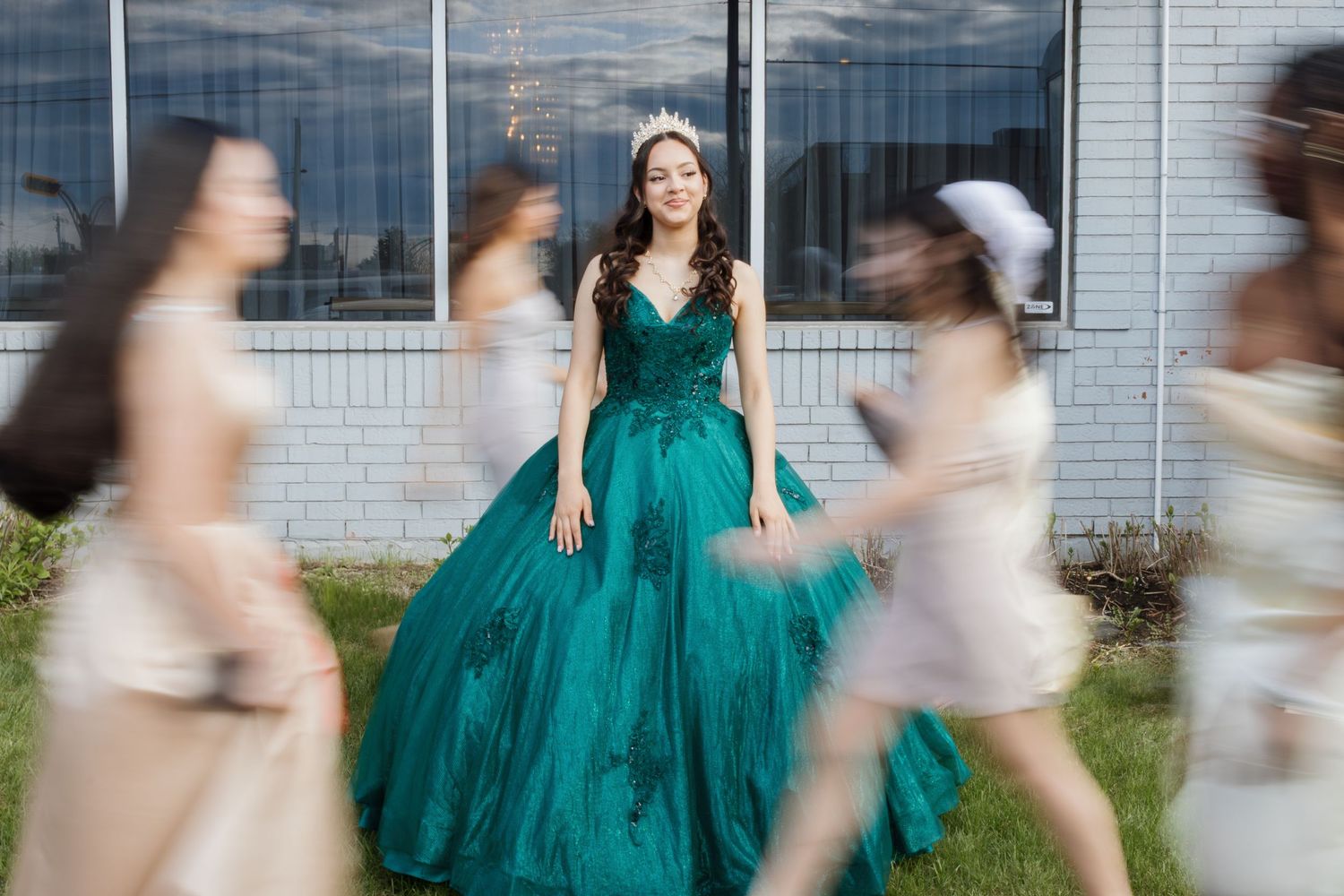event photographer Montreal, Laval, rive sud, Sweet 16, family portraits, candid moments, party photos, Latin events, corporate events photo