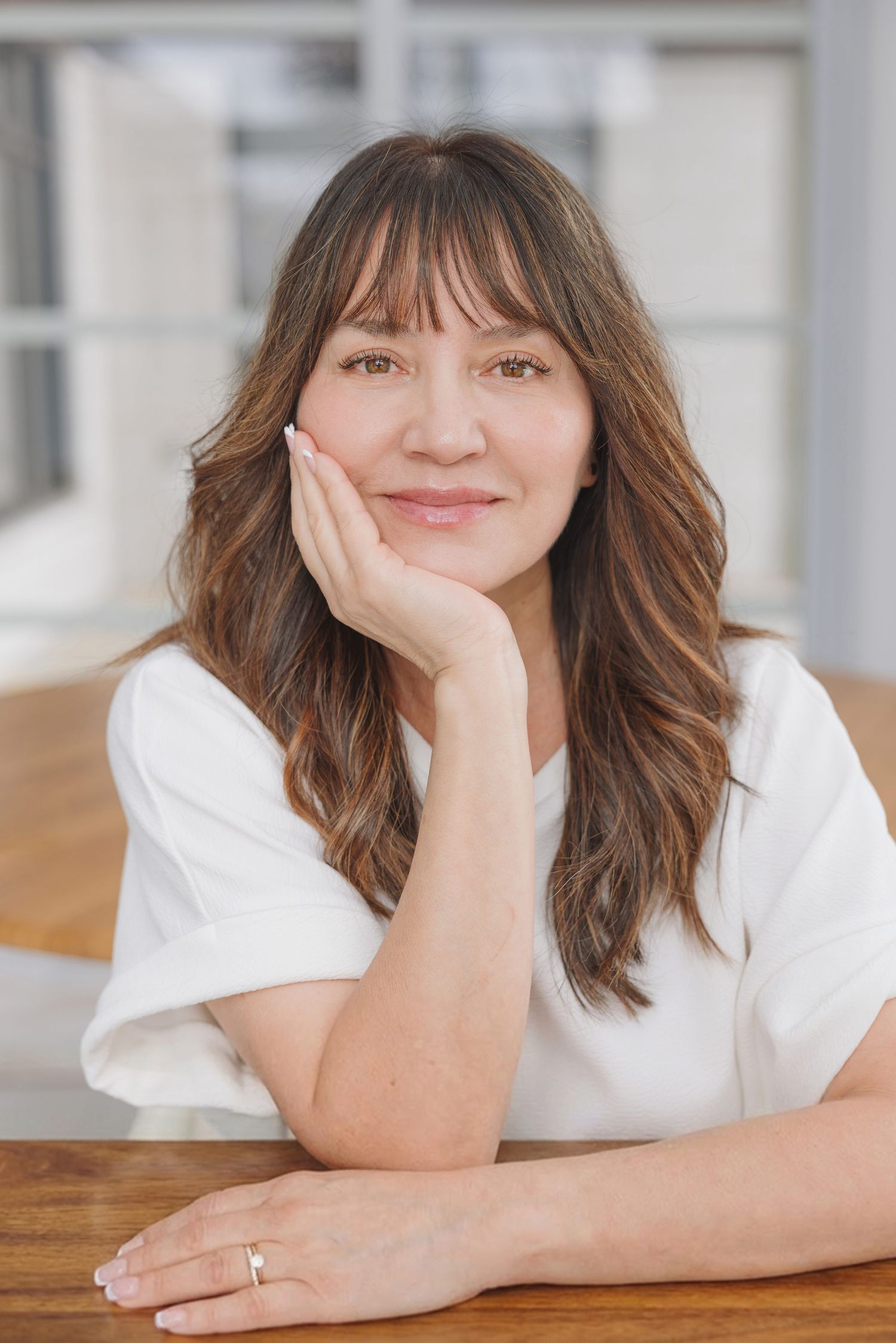 Portrait corporate féminin en lumière douce, photographie branding pour site web et réseaux sociaux d’entreprise à Montréal
