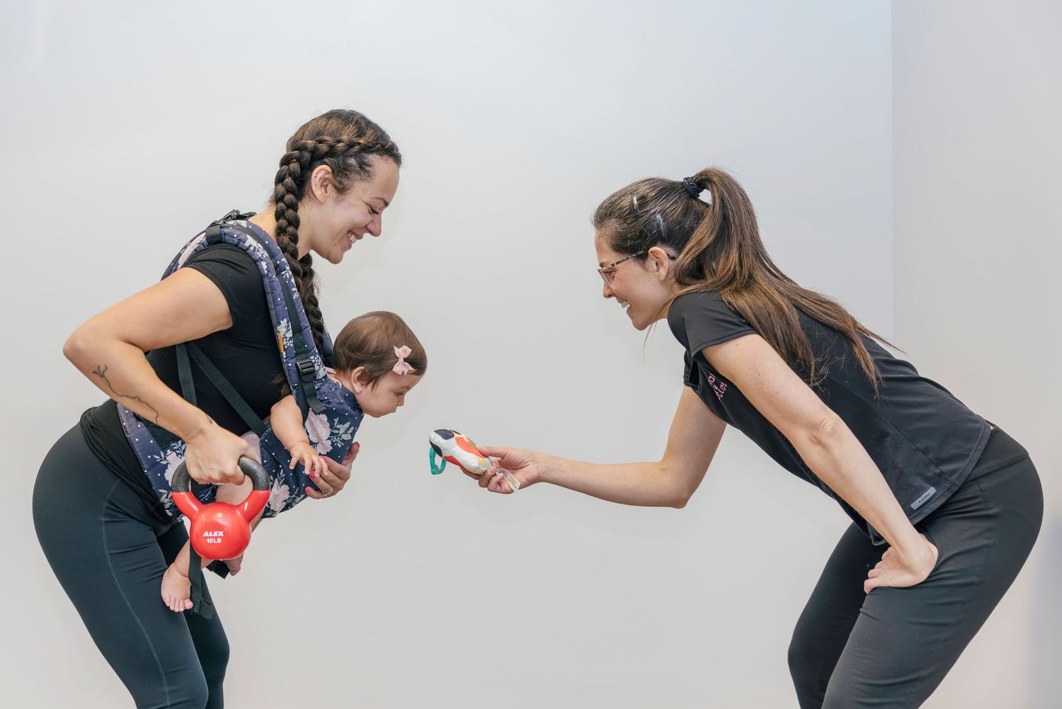 Séance photo branding pour entreprise sur la Rive-Sud de Montréal, capturant une entrepreneure en interaction avec sa clientèle dans un cadr