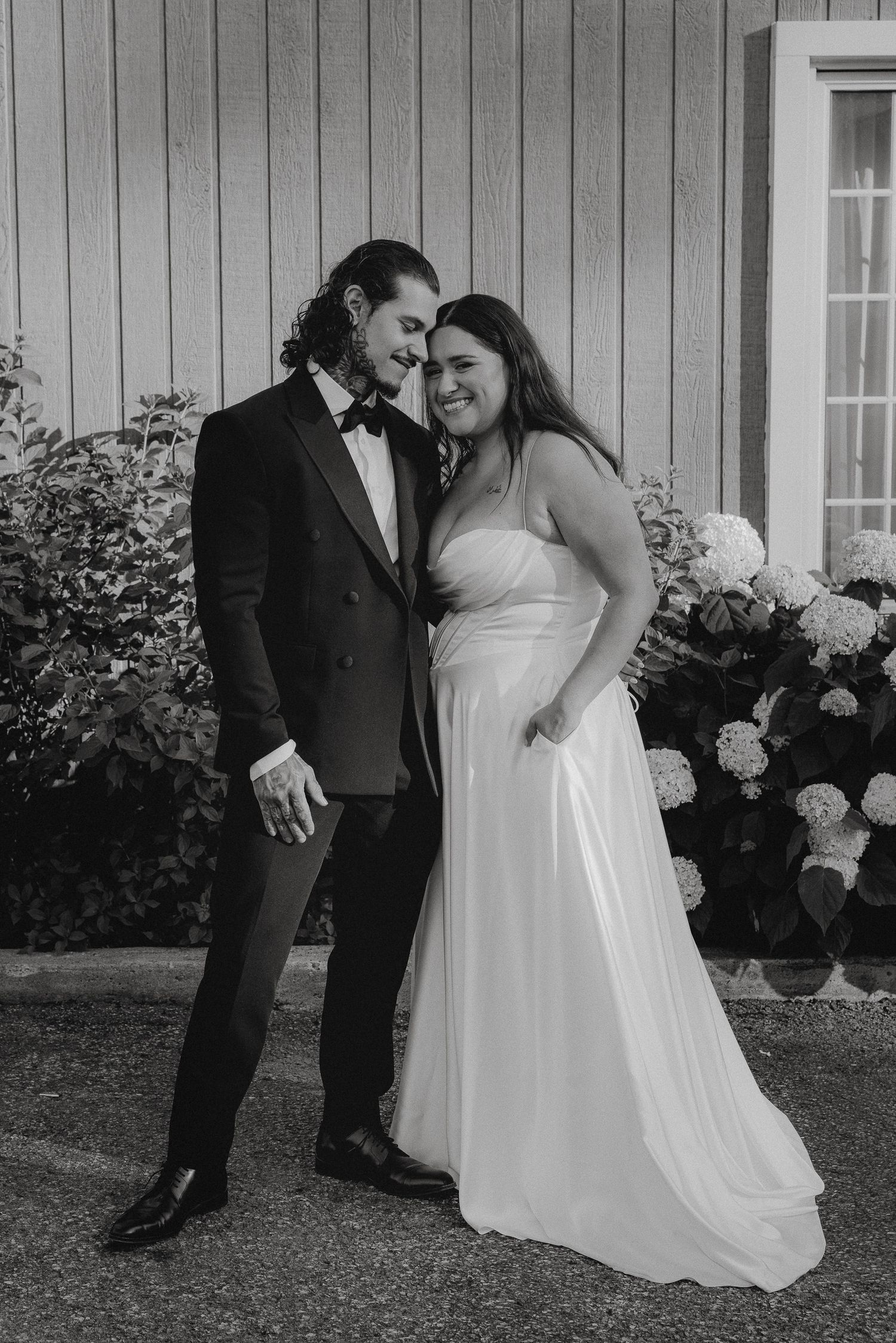 Photographe pour mariage civil à Montréal, portraits naturels du couple après une cérémonie intime.