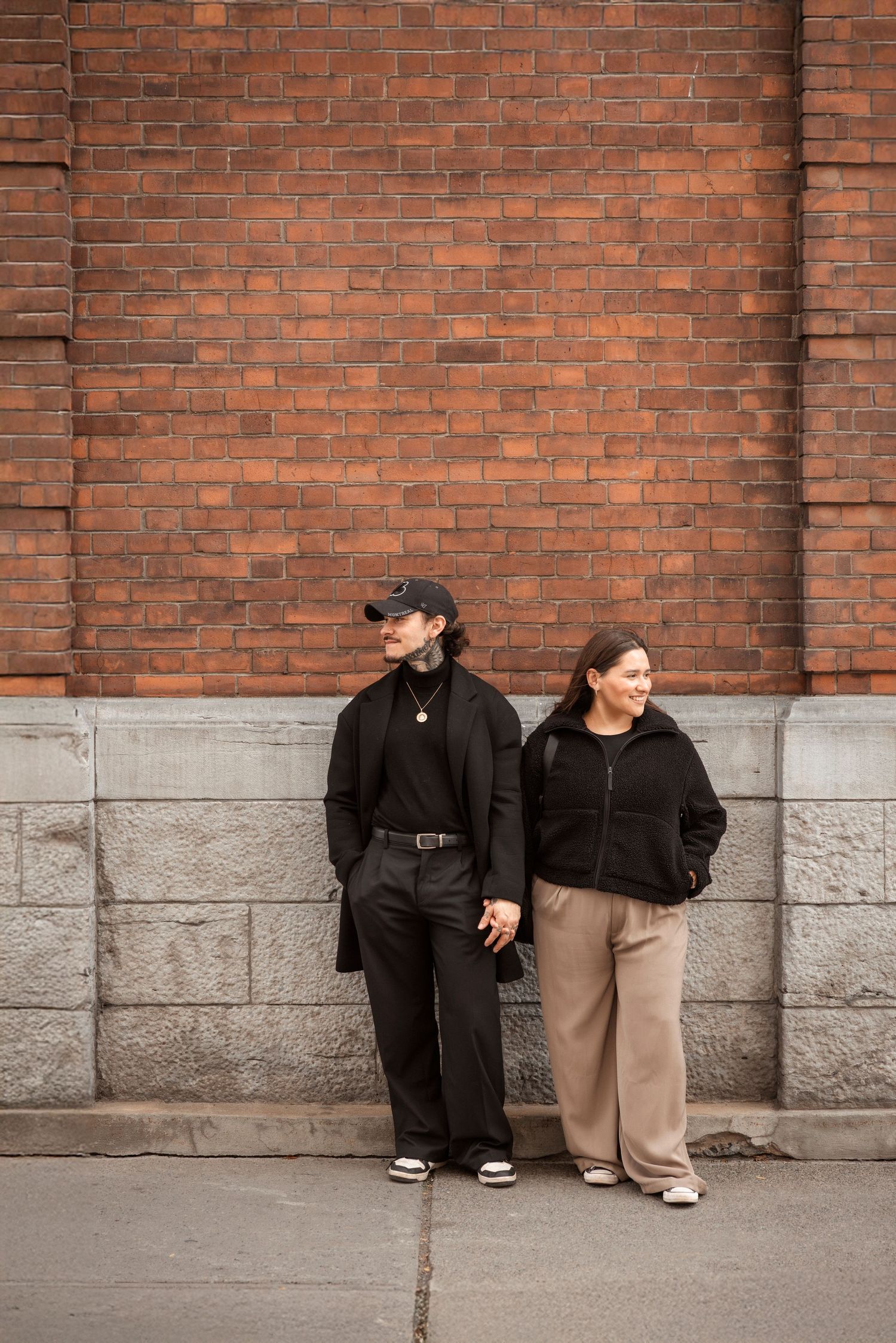 Photographie de couple naturelle et spontanée sur la Rive-Sud de Montréal, mettant en valeur l’amour et la connexion du couple.